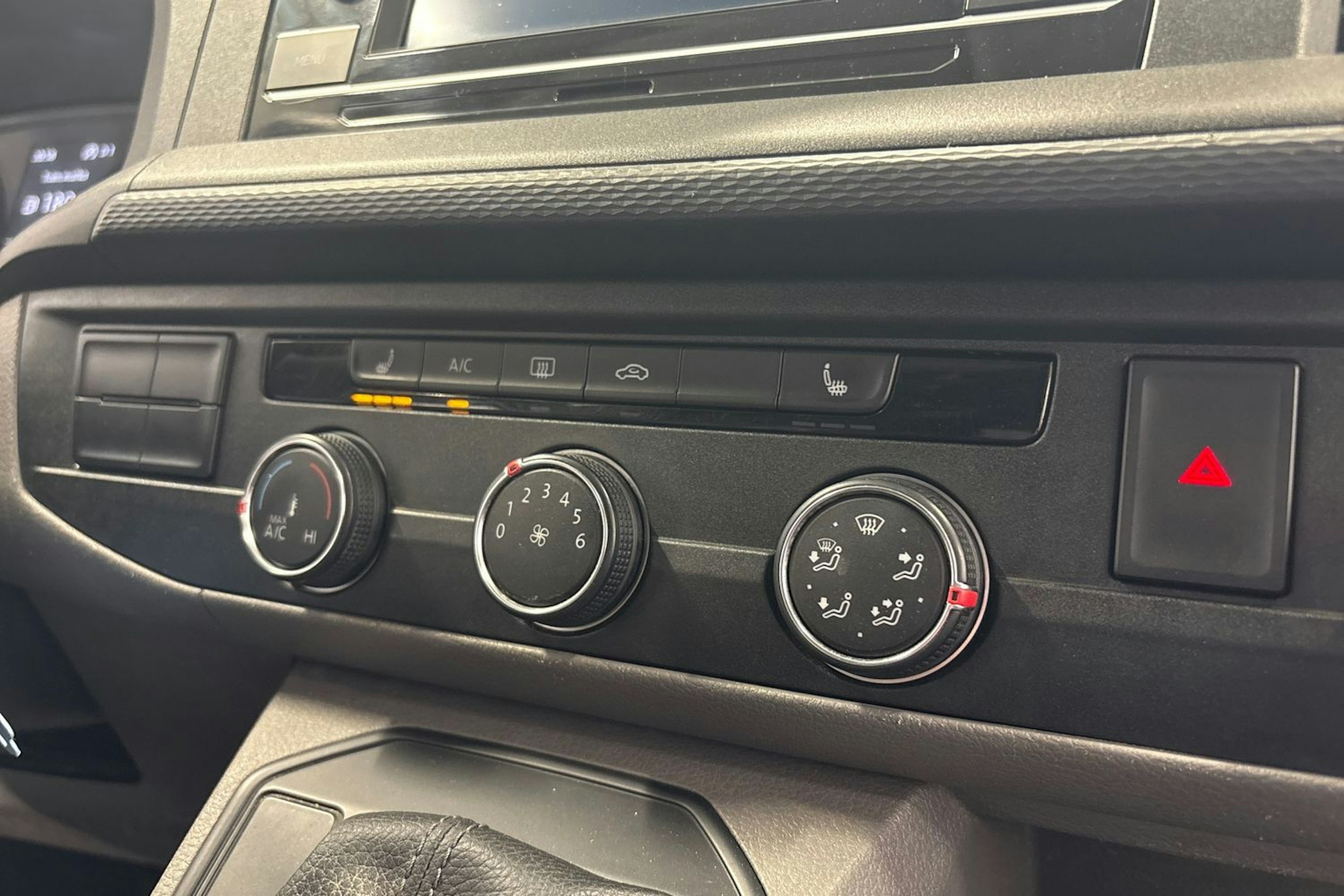 valkoinen Volkswagen Transporter 2020 kuva 20.