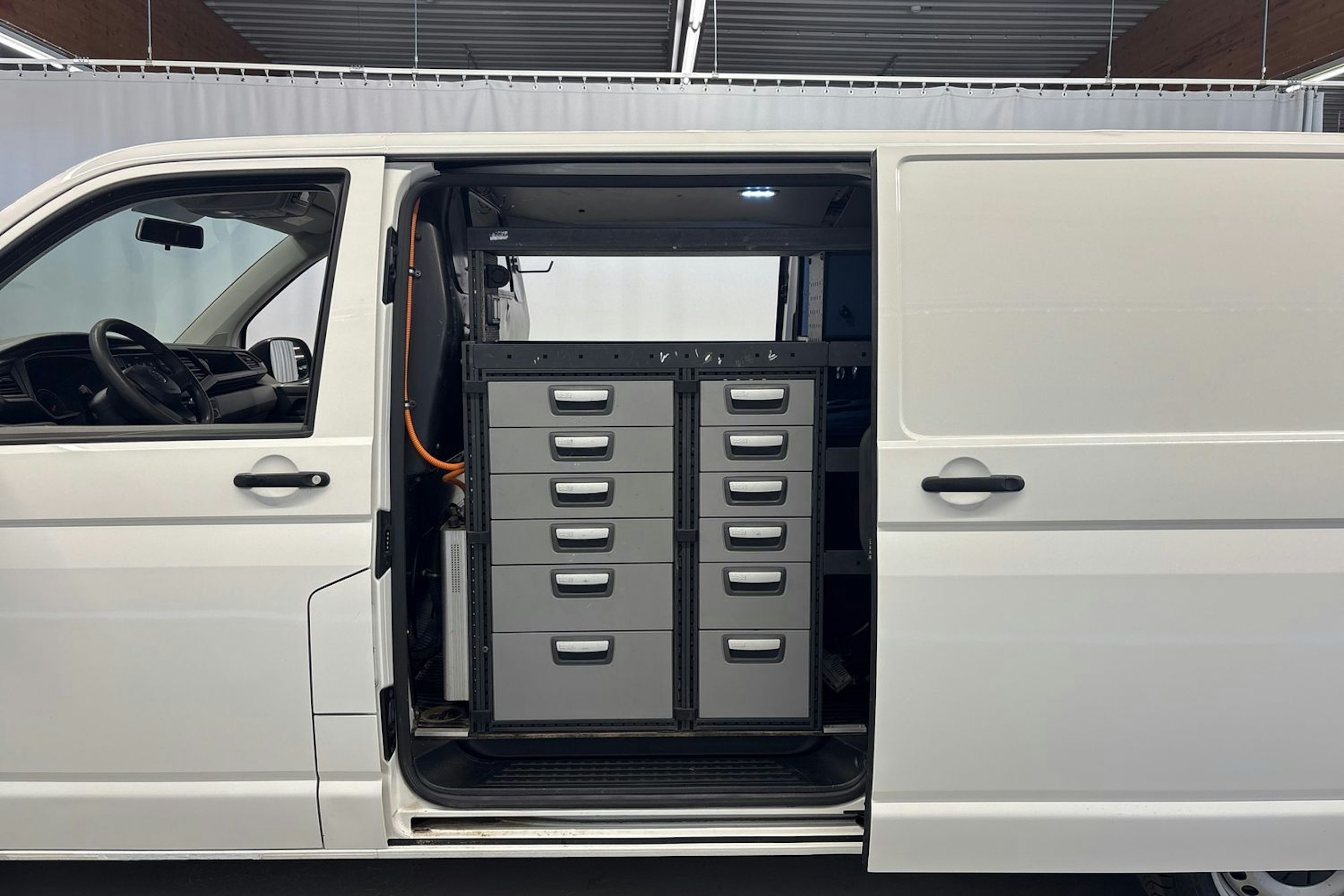 valkoinen Volkswagen Transporter 2020 kuva 23.