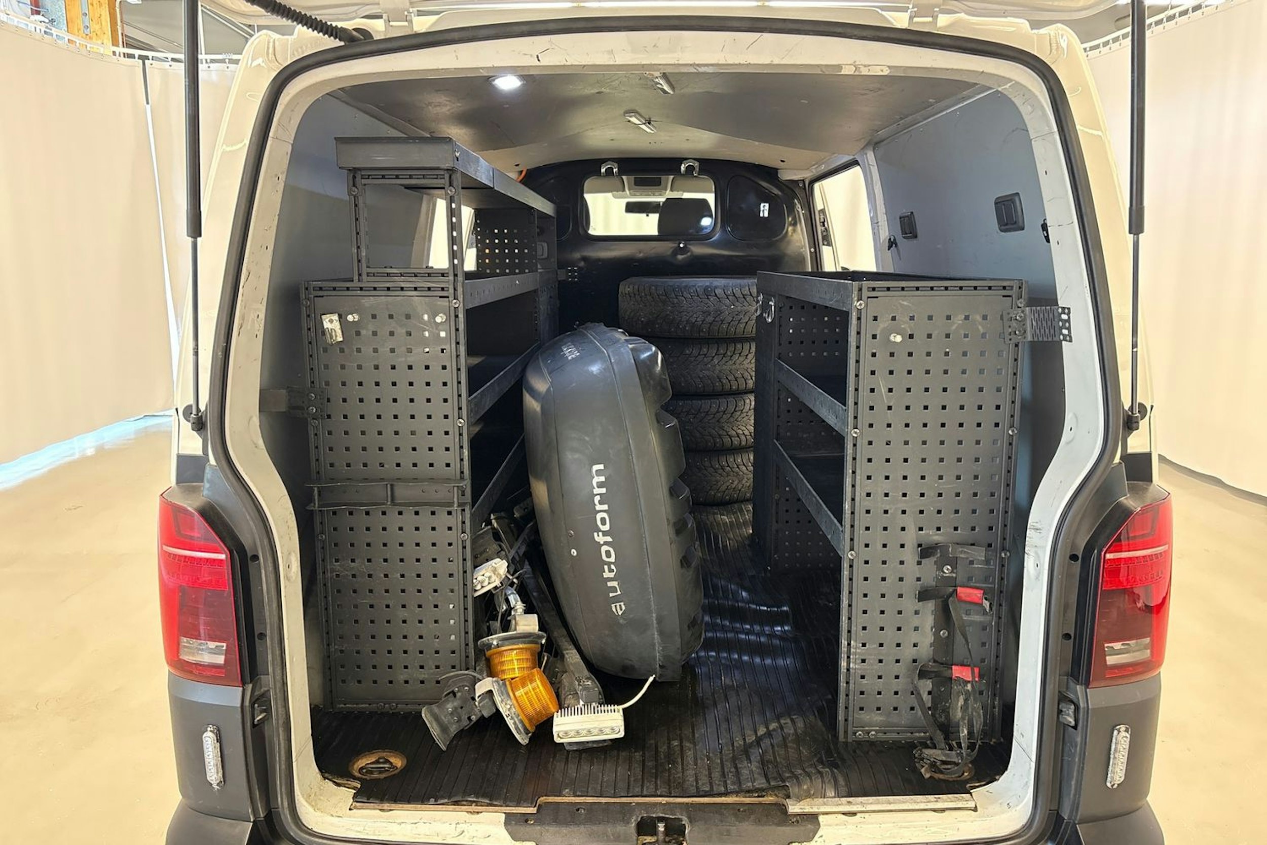valkoinen Volkswagen Transporter 2020 kuva 24.