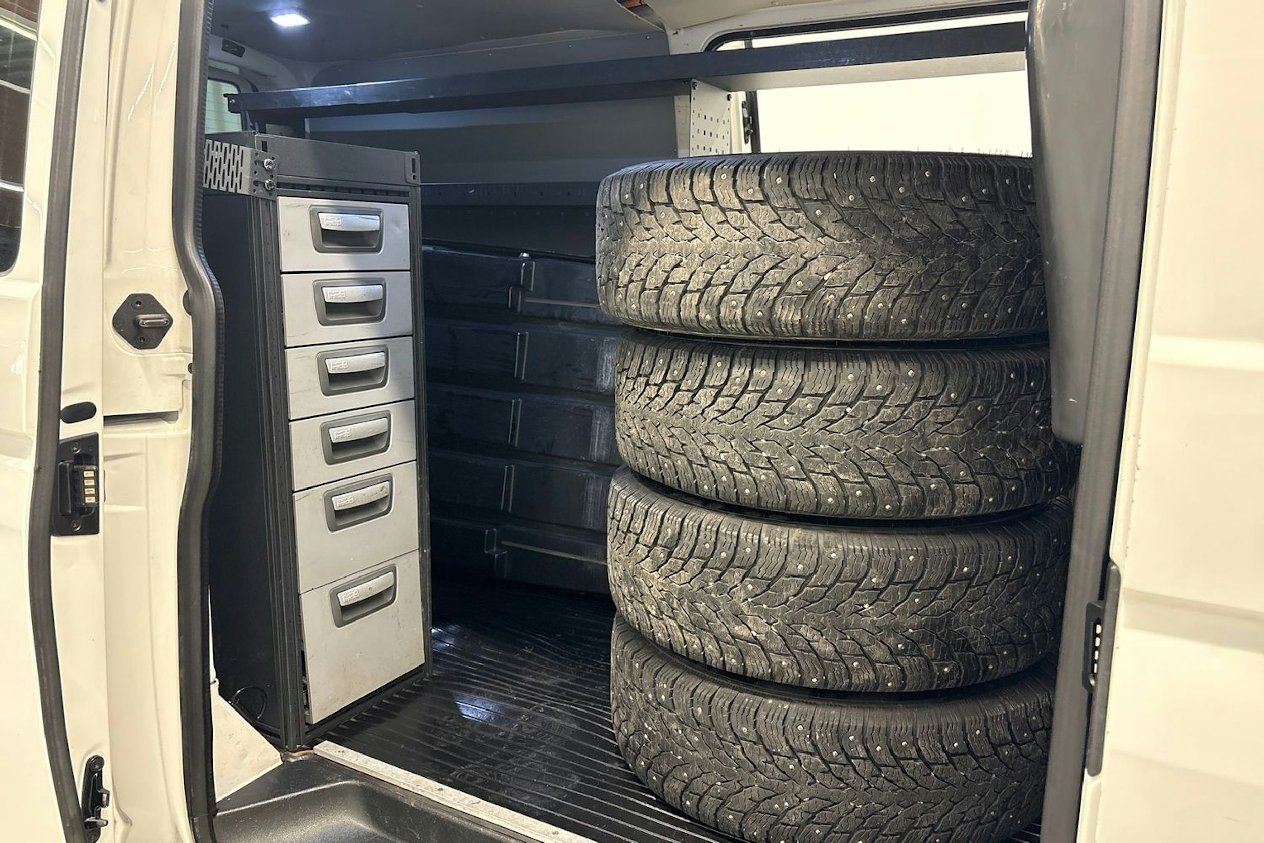 valkoinen Volkswagen Transporter 2020 kuva 25.