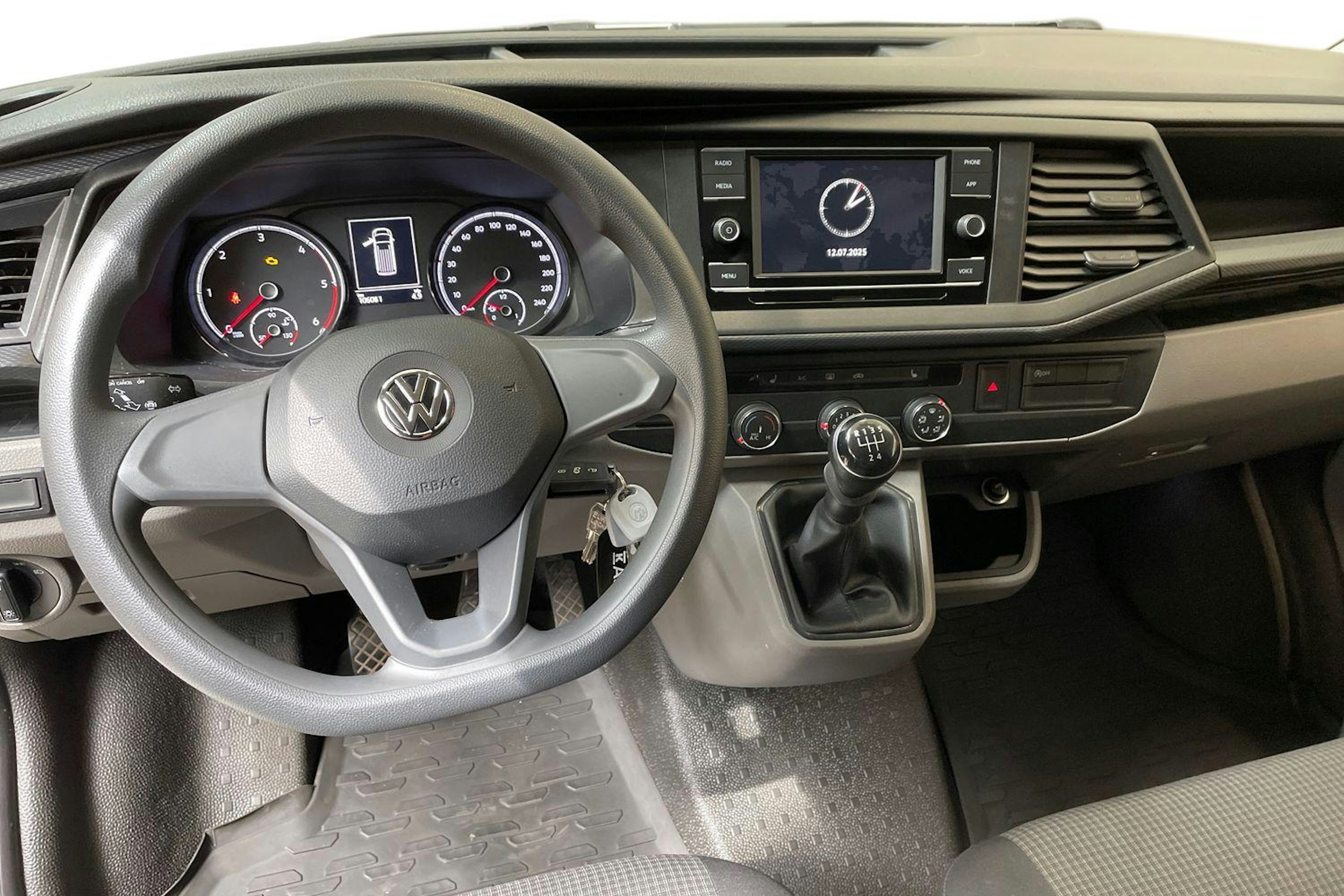 valkoinen Volkswagen Transporter 2020 kuva 9.