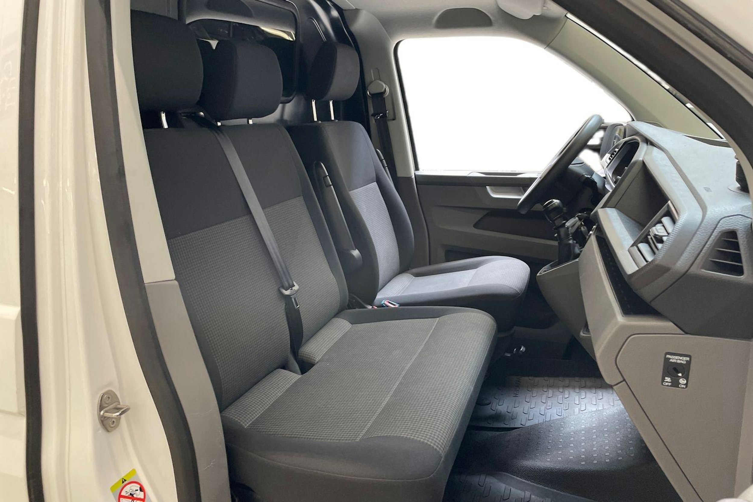 valkoinen Volkswagen Transporter 2020 kuva 10.
