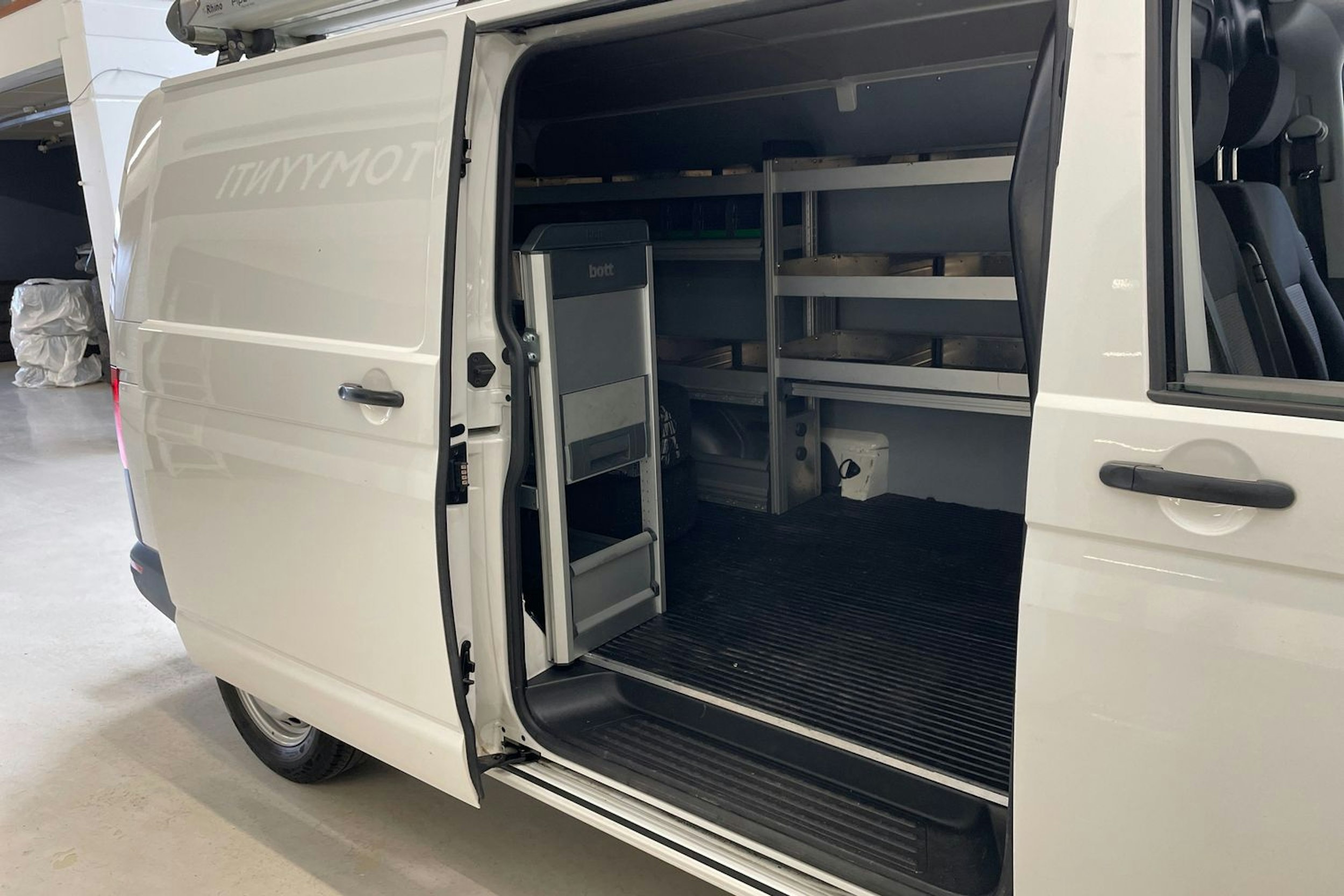 valkoinen Volkswagen Transporter 2020 kuva 13.