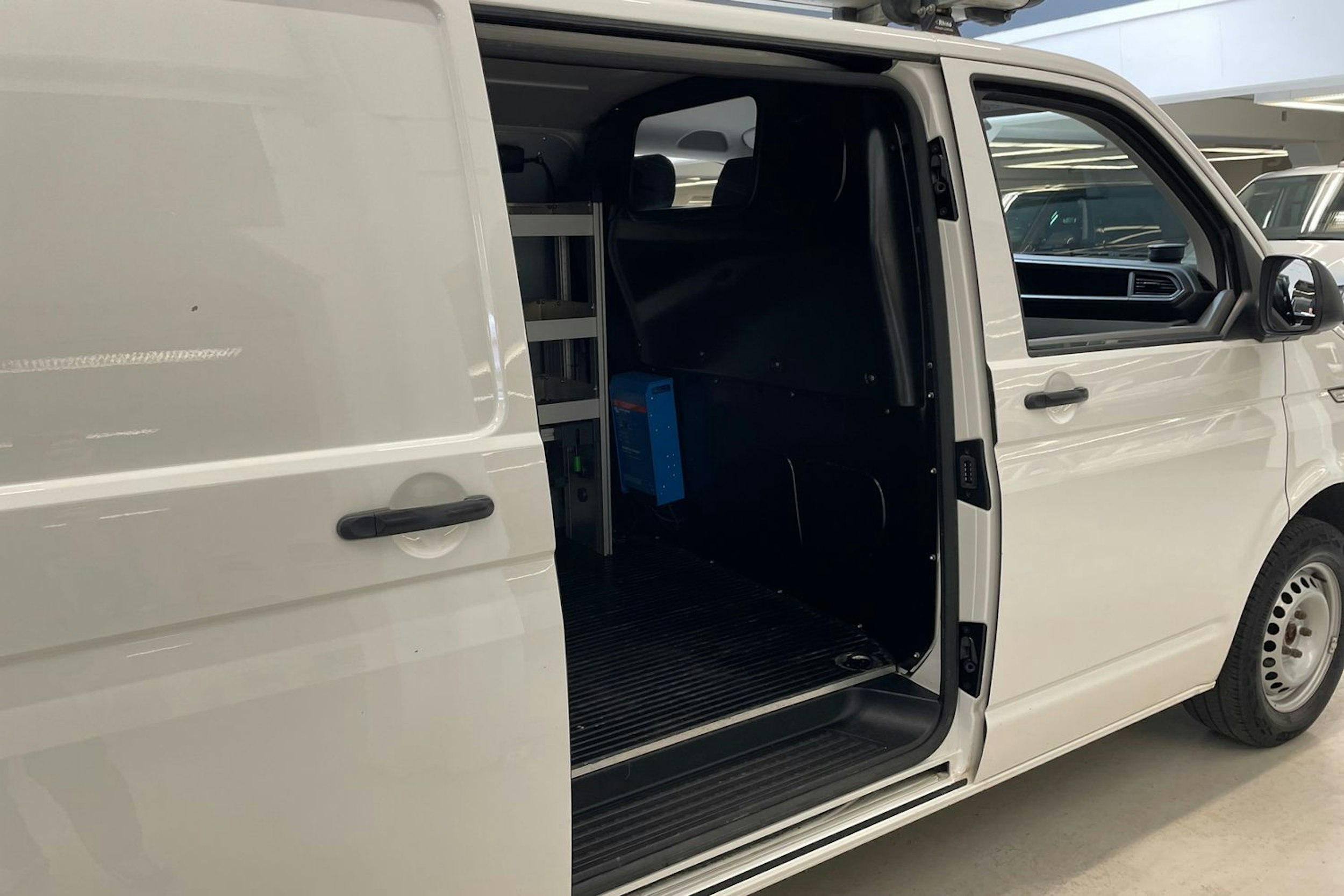 valkoinen Volkswagen Transporter 2020 kuva 14.
