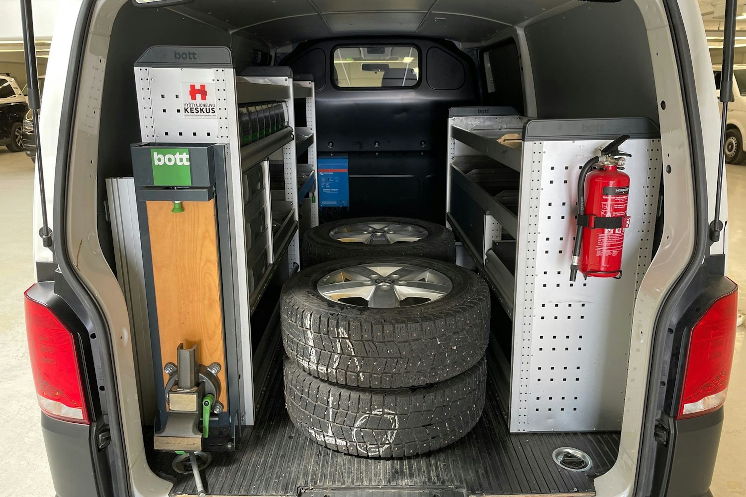 valkoinen Volkswagen Transporter 2020 kuva 15.