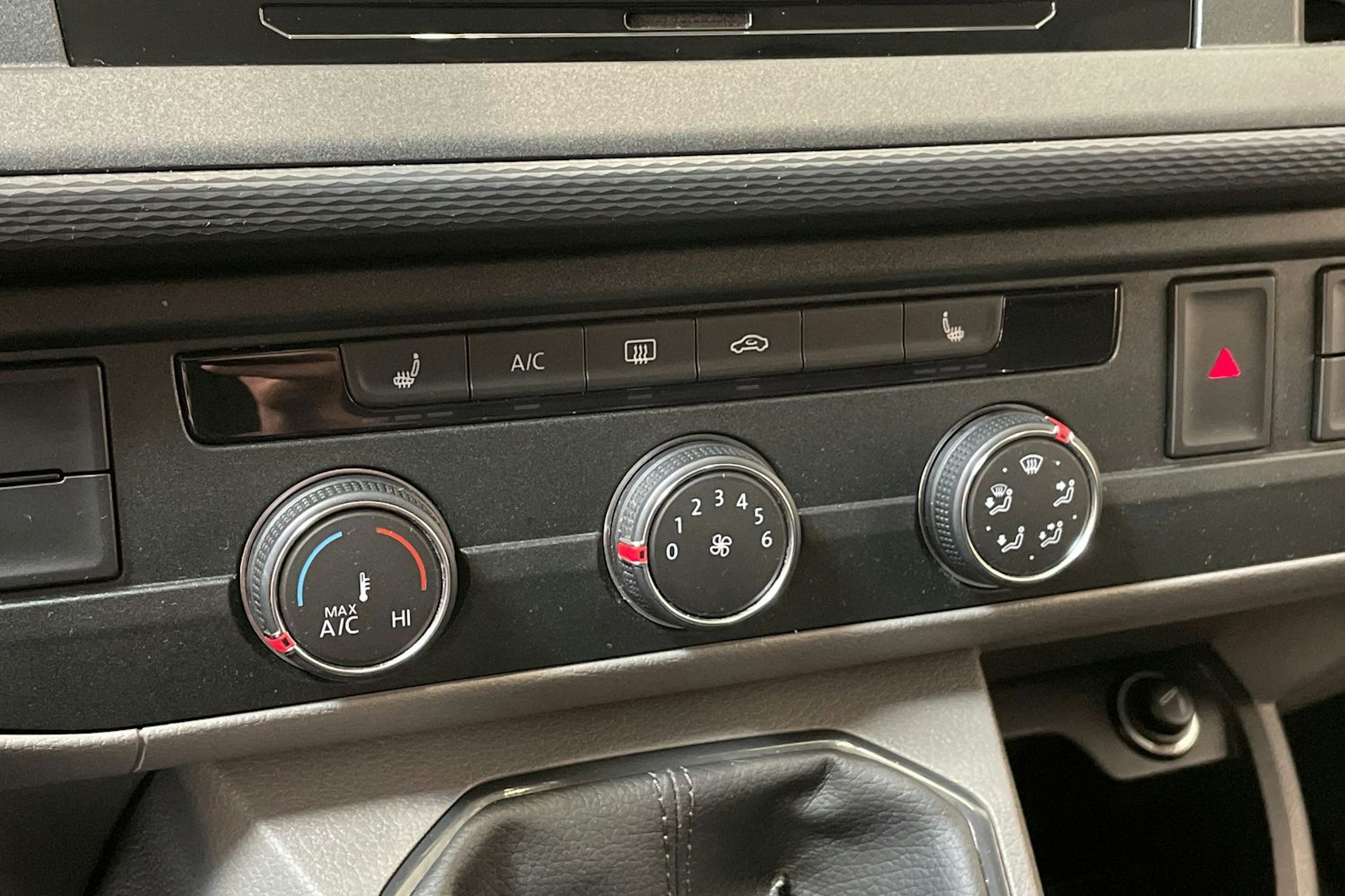 valkoinen Volkswagen Transporter 2020 kuva 20.
