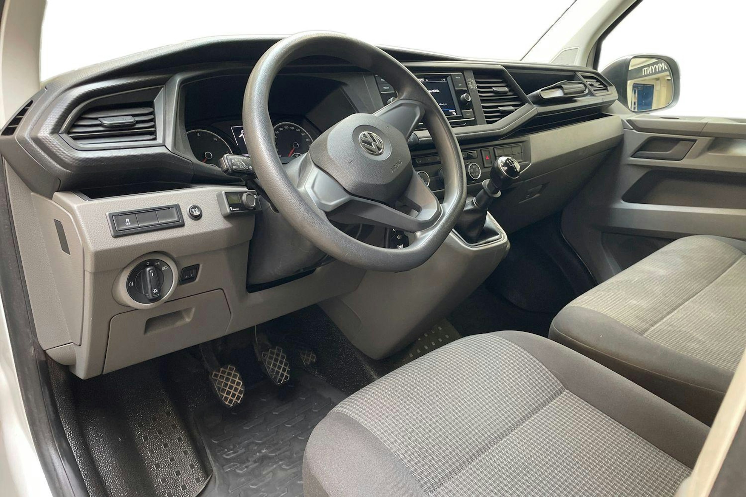 valkoinen Volkswagen Transporter 2020 kuva 7.