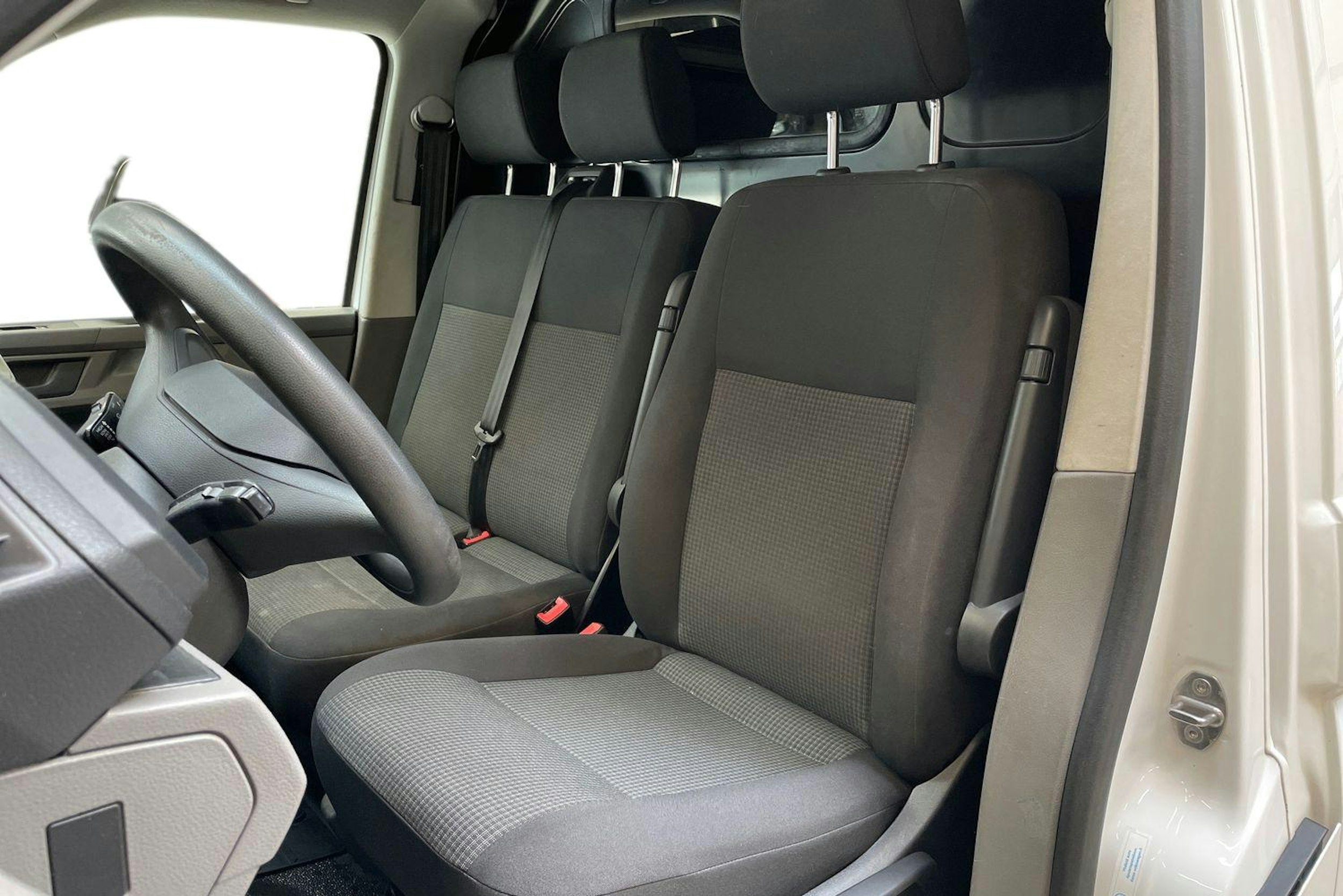 valkoinen Volkswagen Transporter 2020 kuva 9.