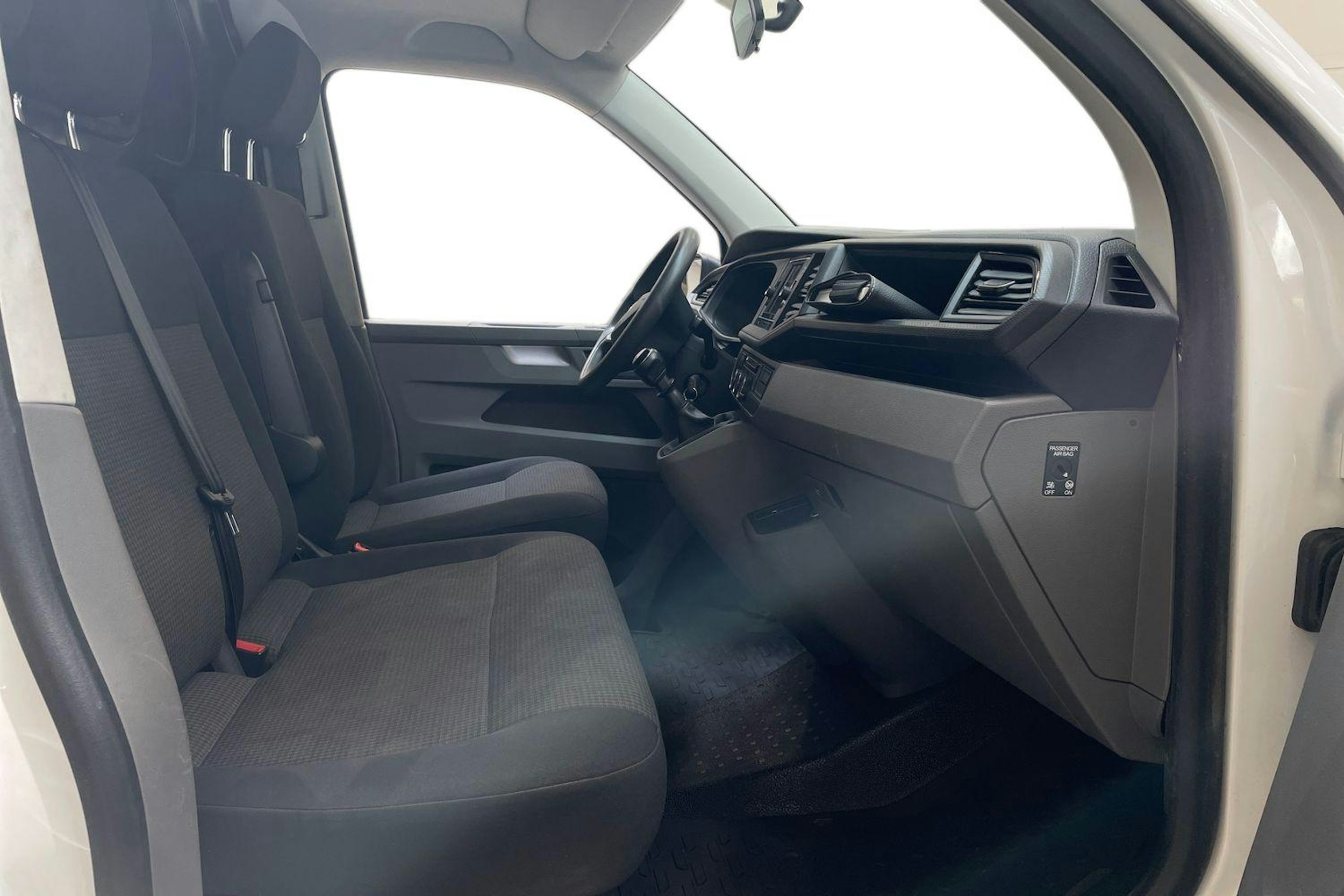 valkoinen Volkswagen Transporter 2020 kuva 10.