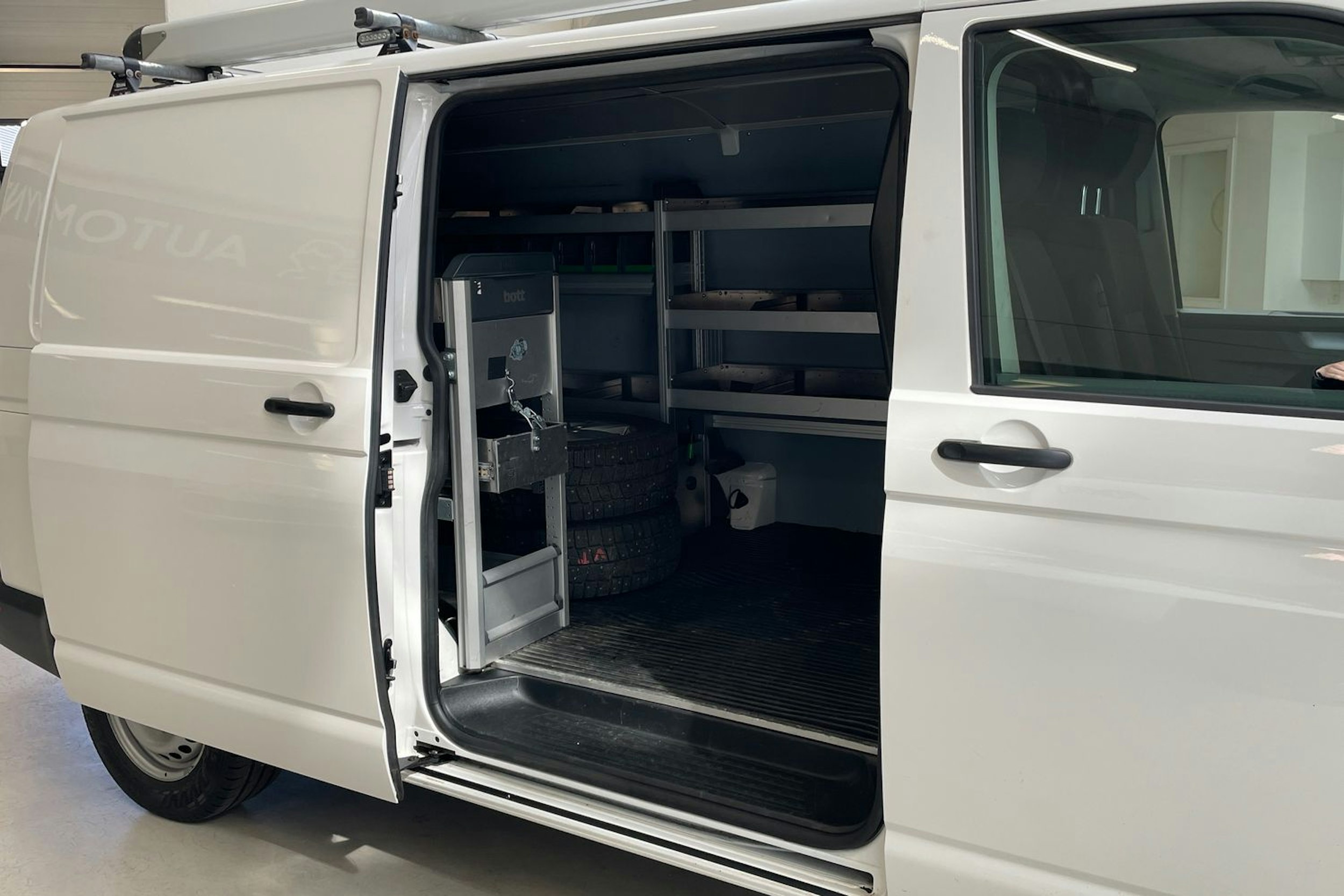 valkoinen Volkswagen Transporter 2020 kuva 13.
