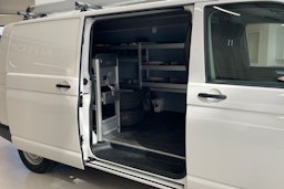 valkoinen Volkswagen Transporter 2020 kuva 13.