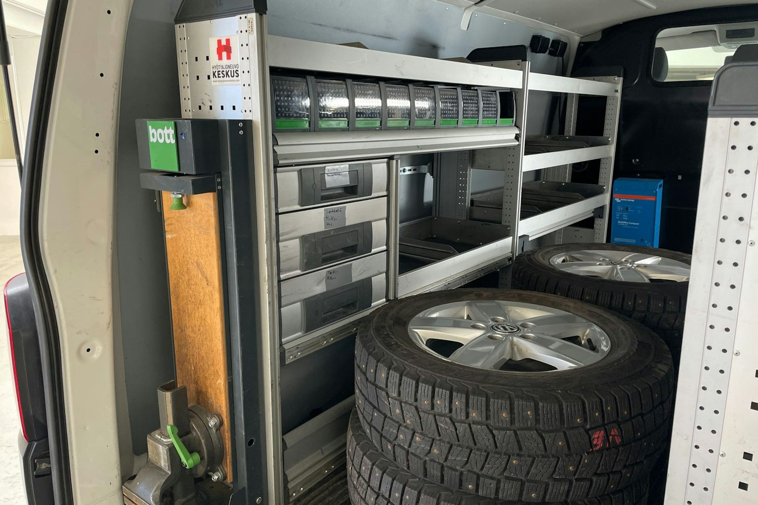 valkoinen Volkswagen Transporter 2020 kuva 15.