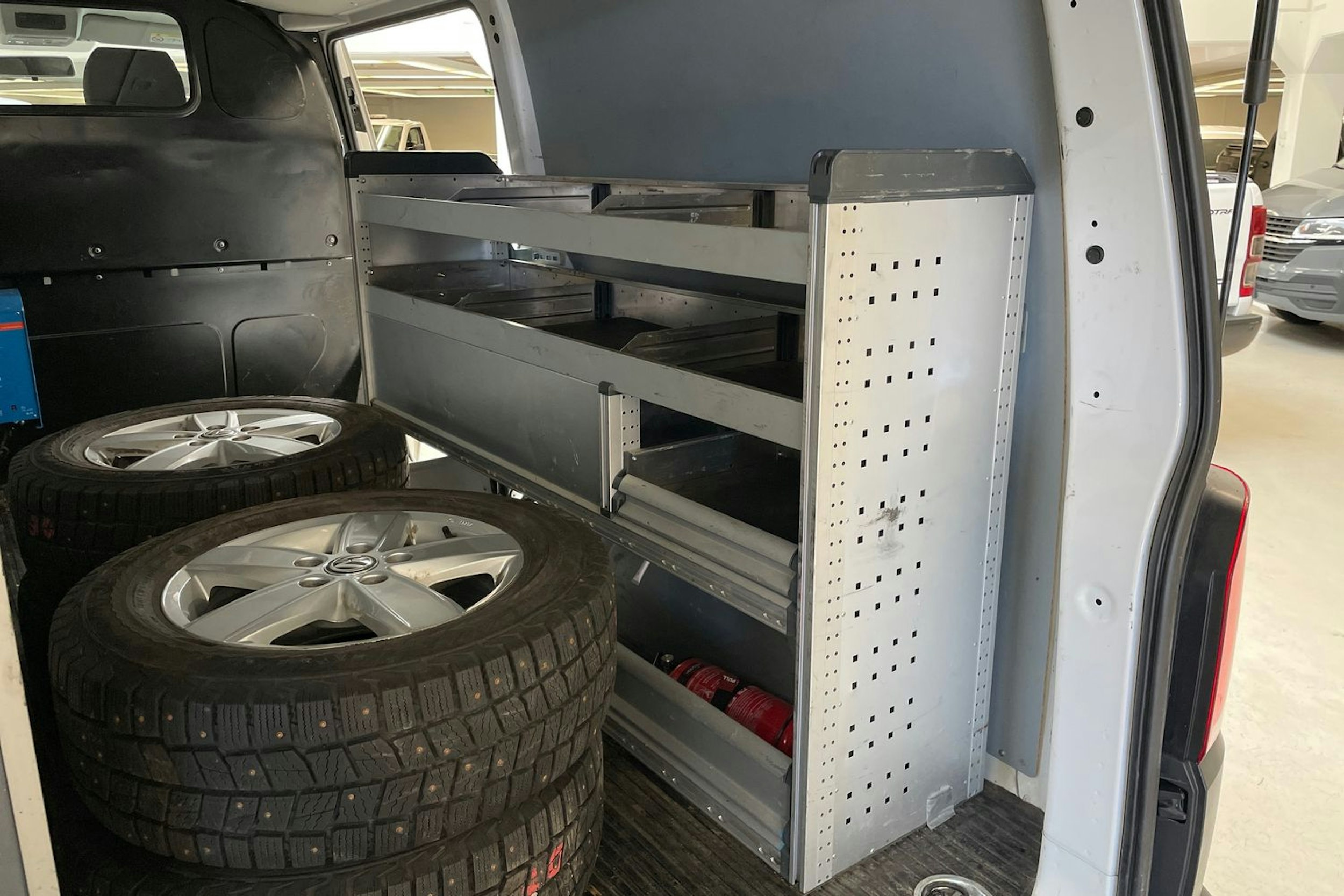 valkoinen Volkswagen Transporter 2020 kuva 16.