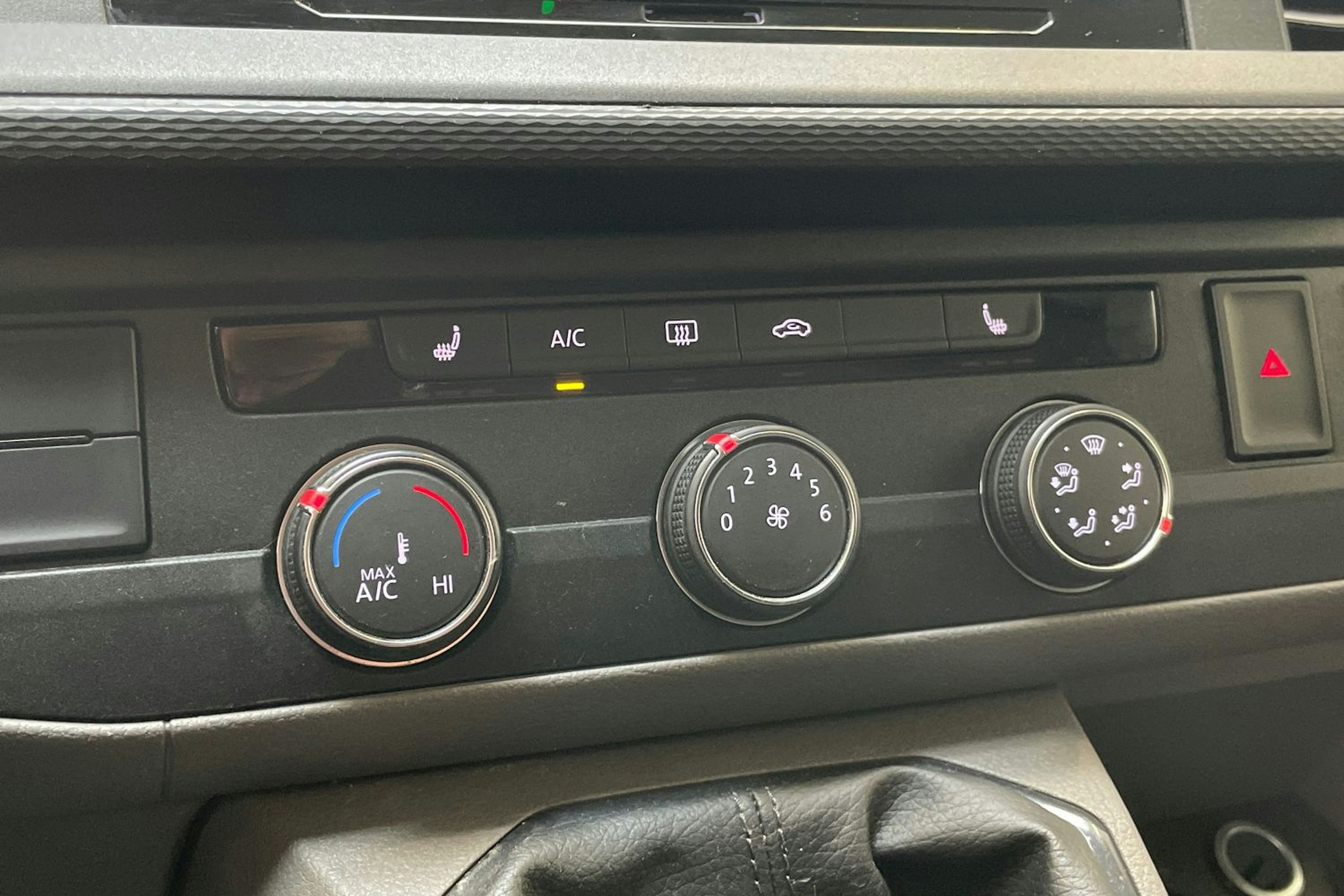 valkoinen Volkswagen Transporter 2020 kuva 22.