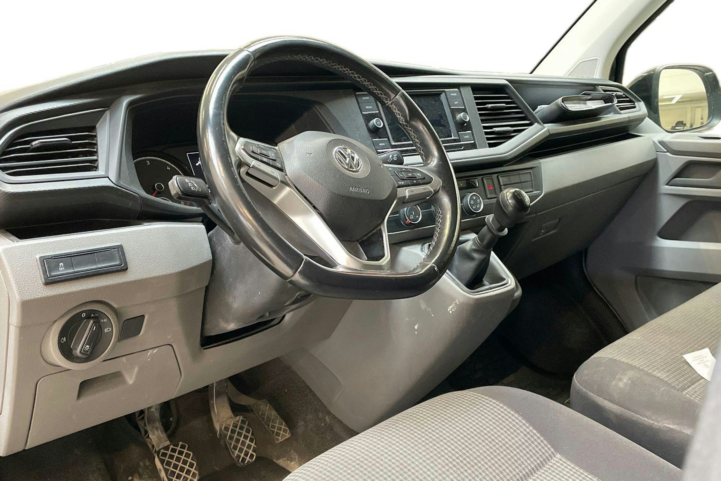 musta Volkswagen Transporter 2020 kuva 3.