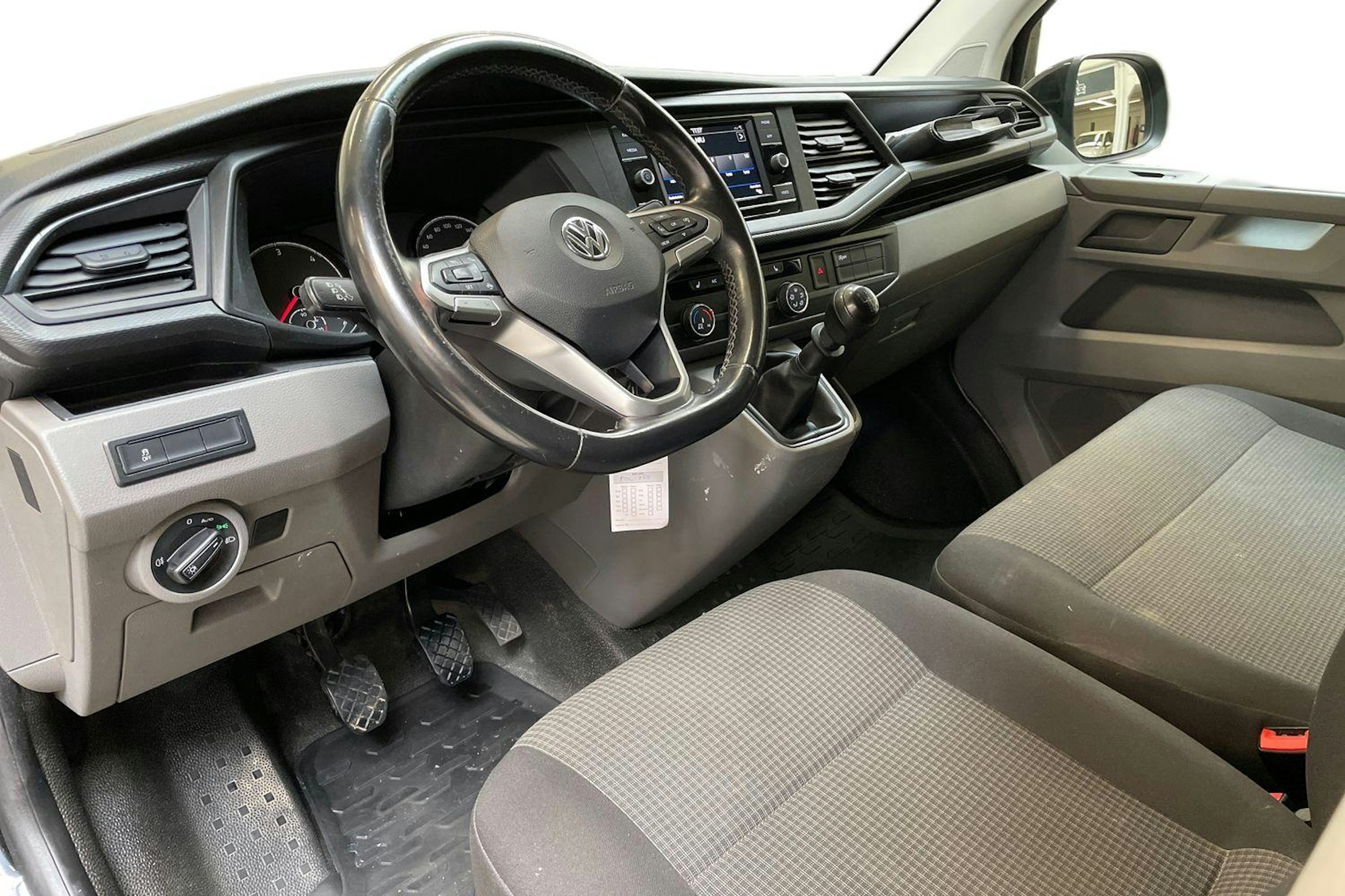 musta Volkswagen Transporter 2020 kuva 7.