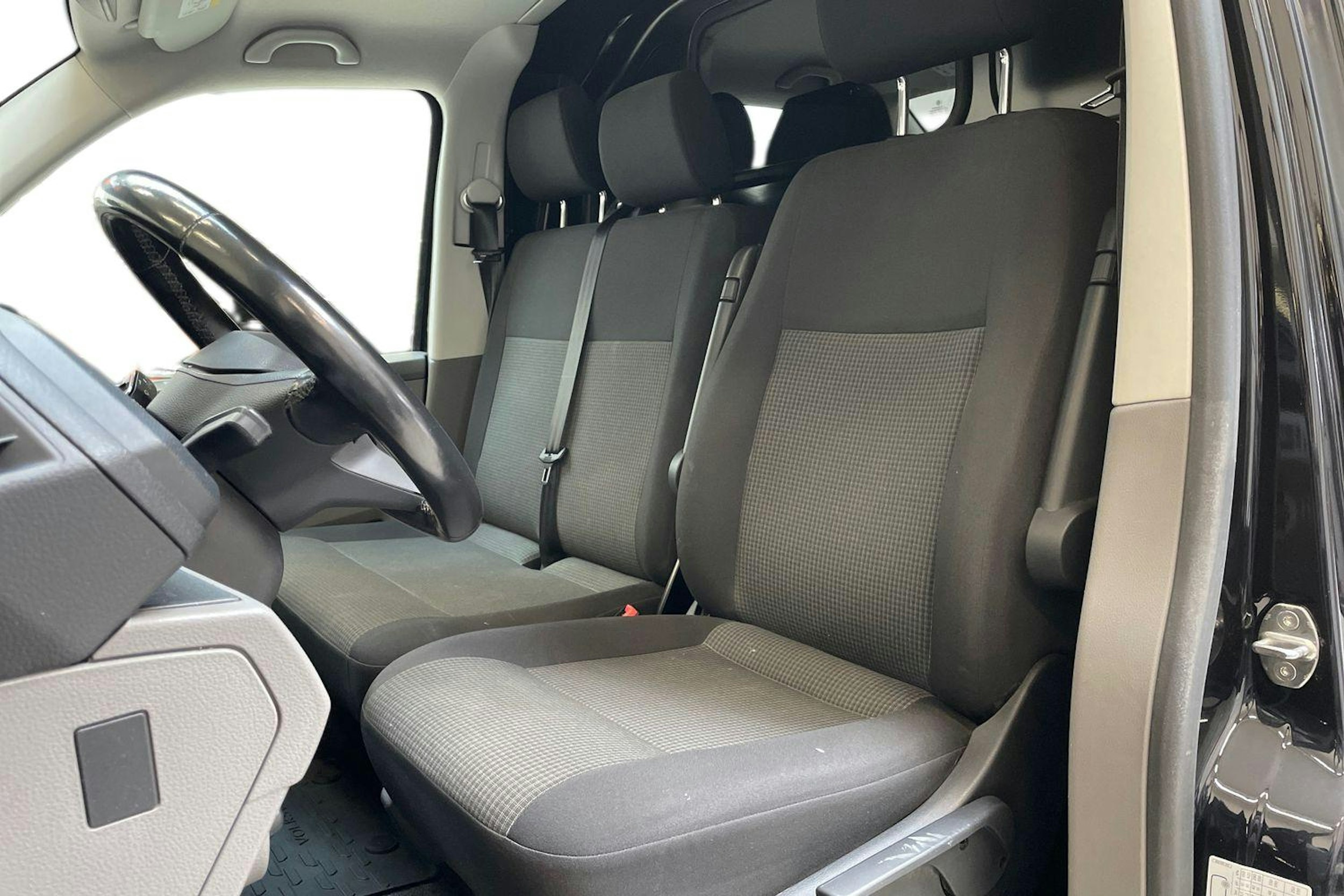 musta Volkswagen Transporter 2020 kuva 9.