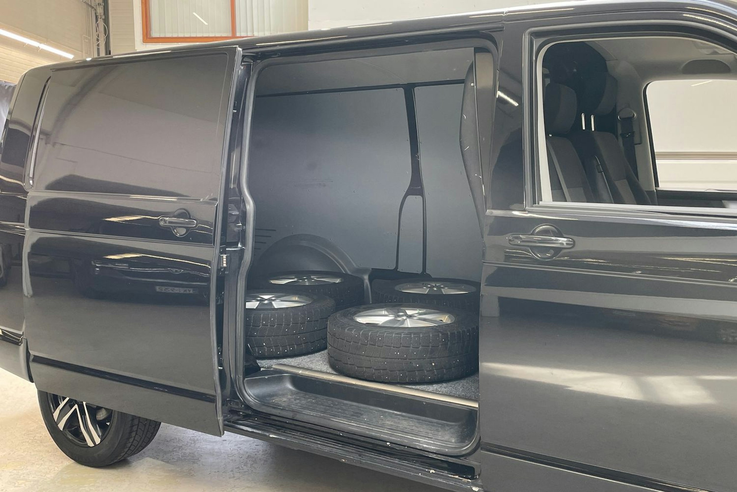 musta Volkswagen Transporter 2020 kuva 13.