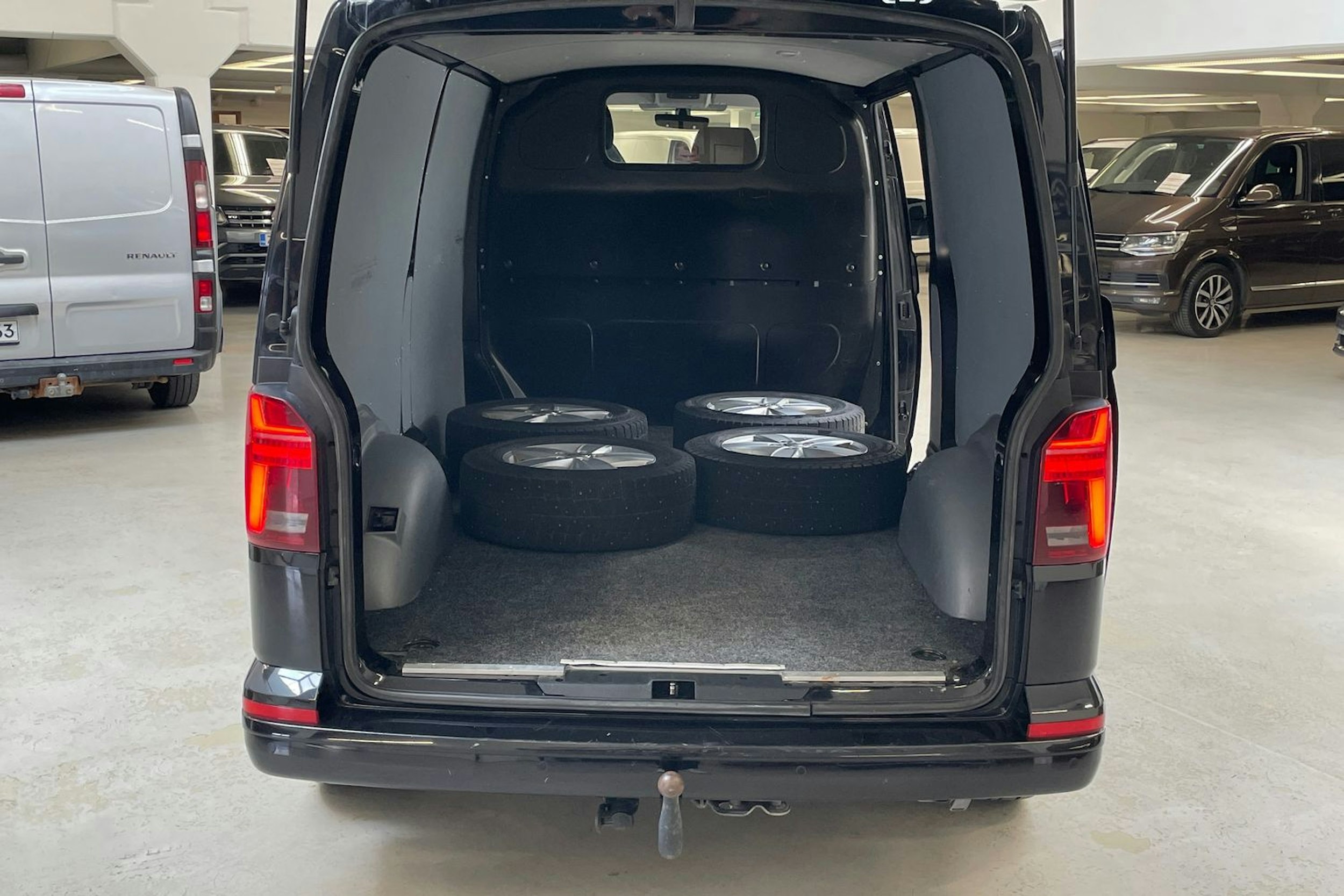 musta Volkswagen Transporter 2020 kuva 14.