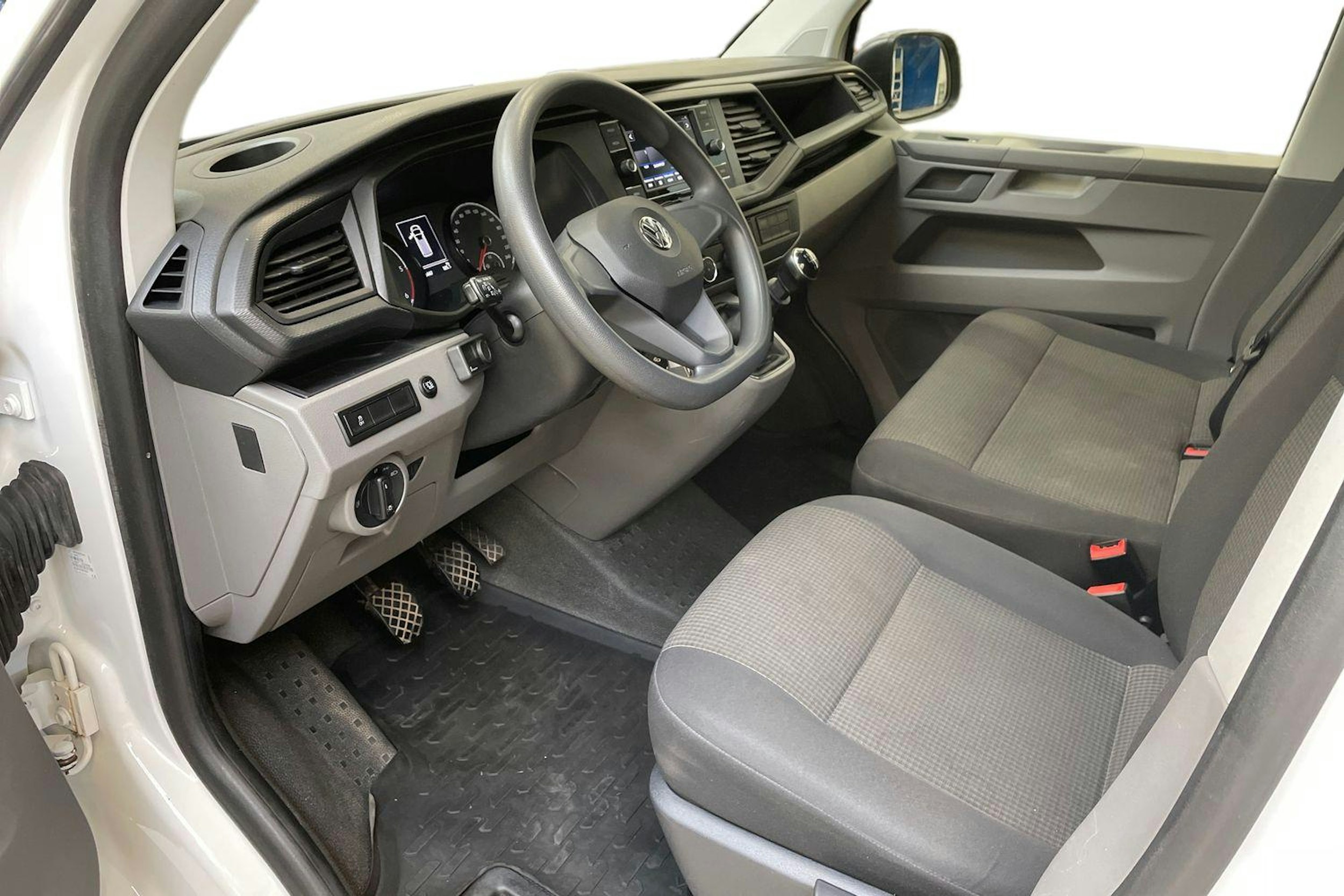 valkoinen Volkswagen Transporter 2020 kuva 6.