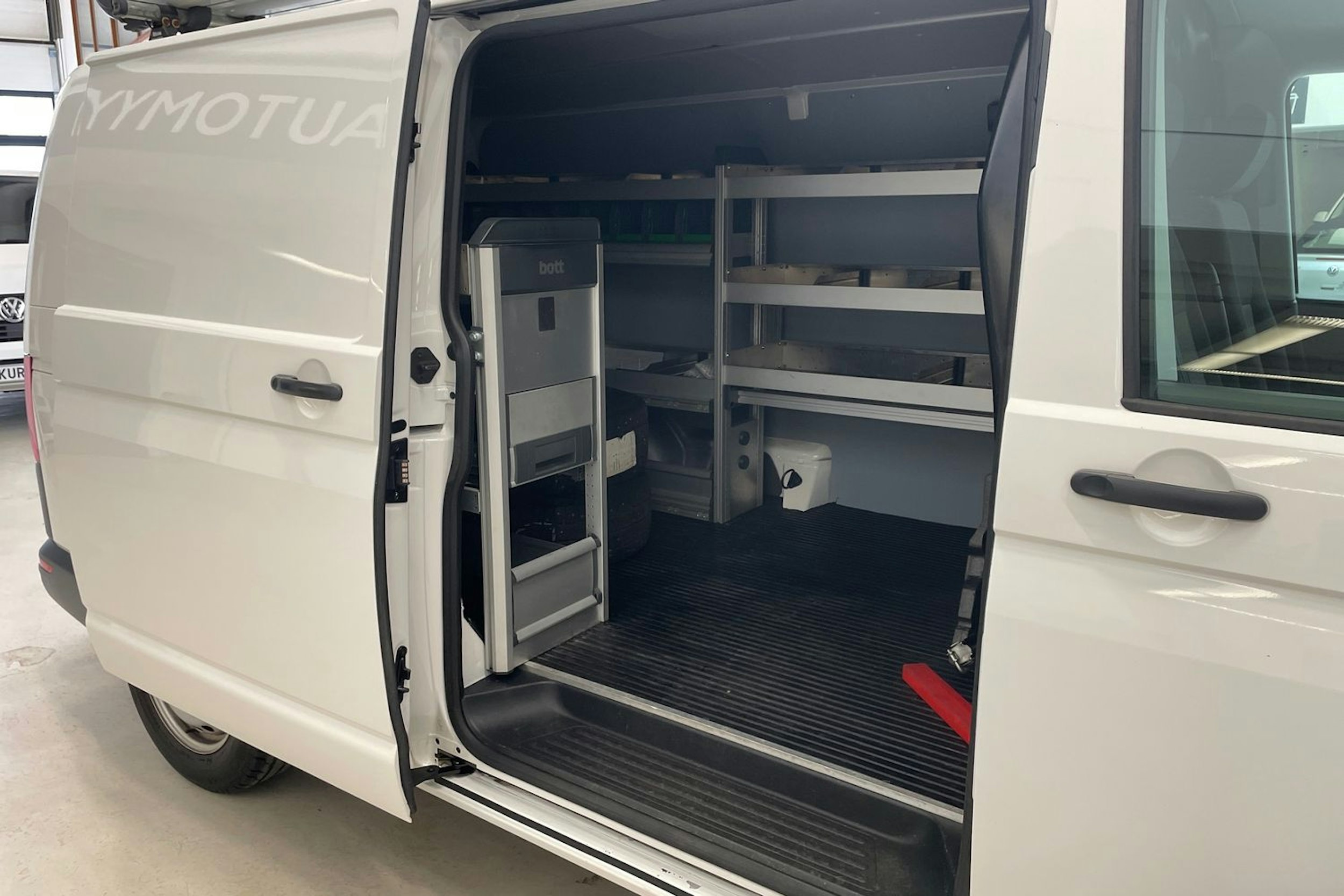 valkoinen Volkswagen Transporter 2020 kuva 10.
