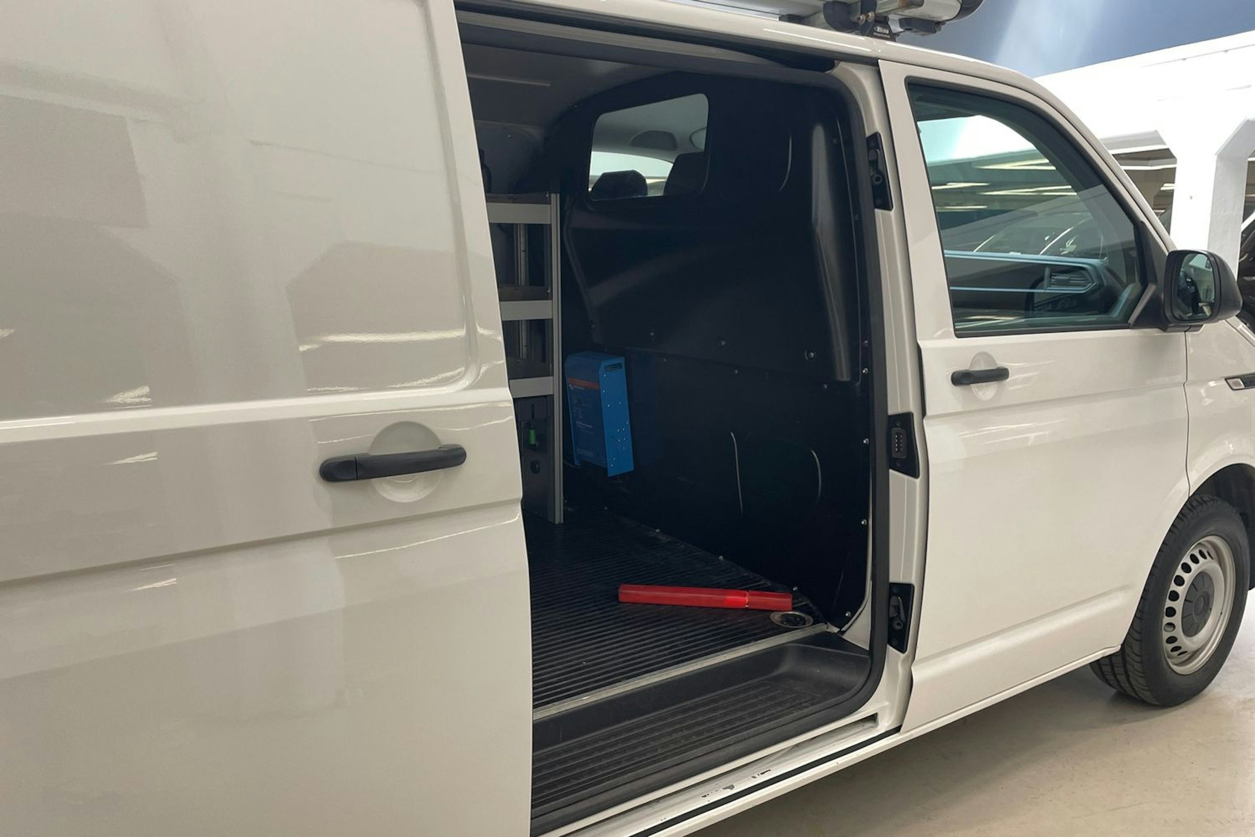 valkoinen Volkswagen Transporter 2020 kuva 11.