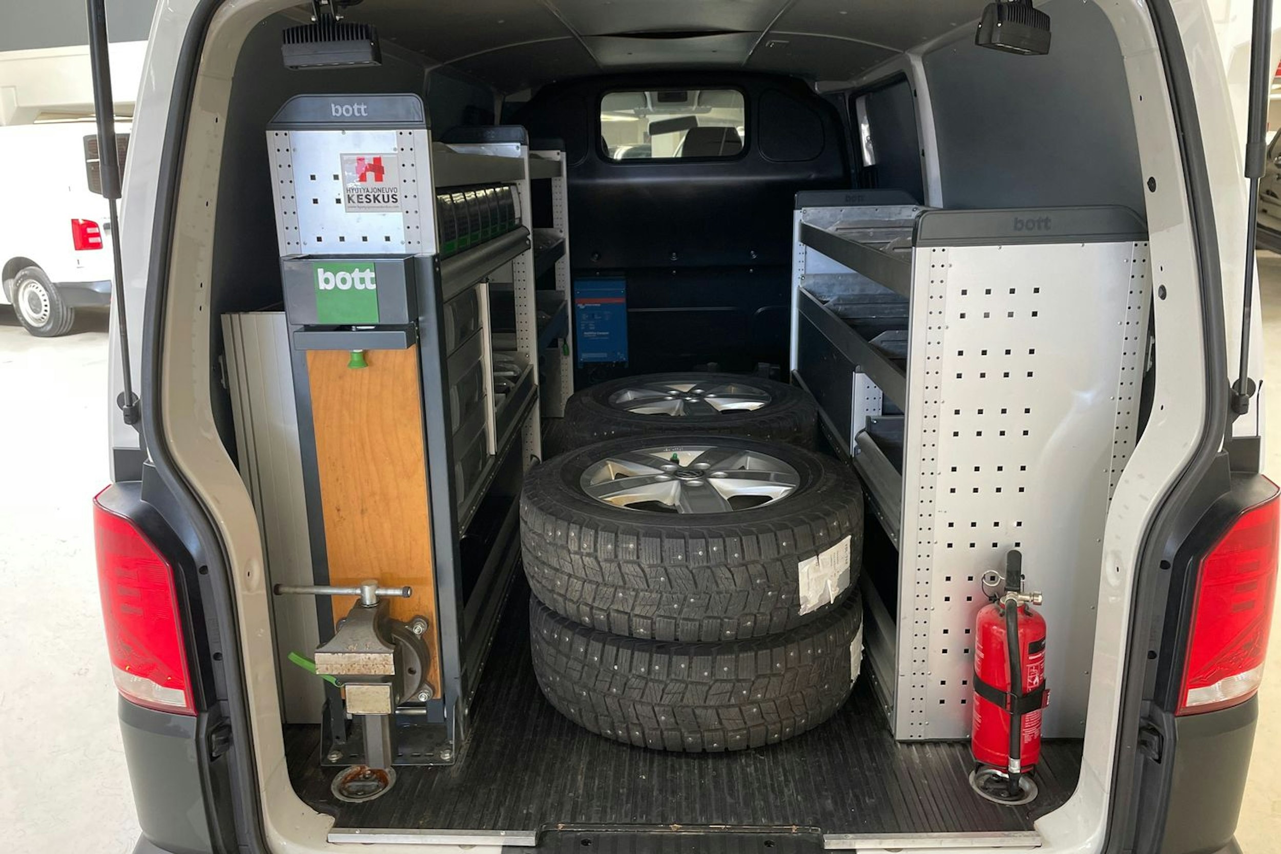valkoinen Volkswagen Transporter 2020 kuva 12.