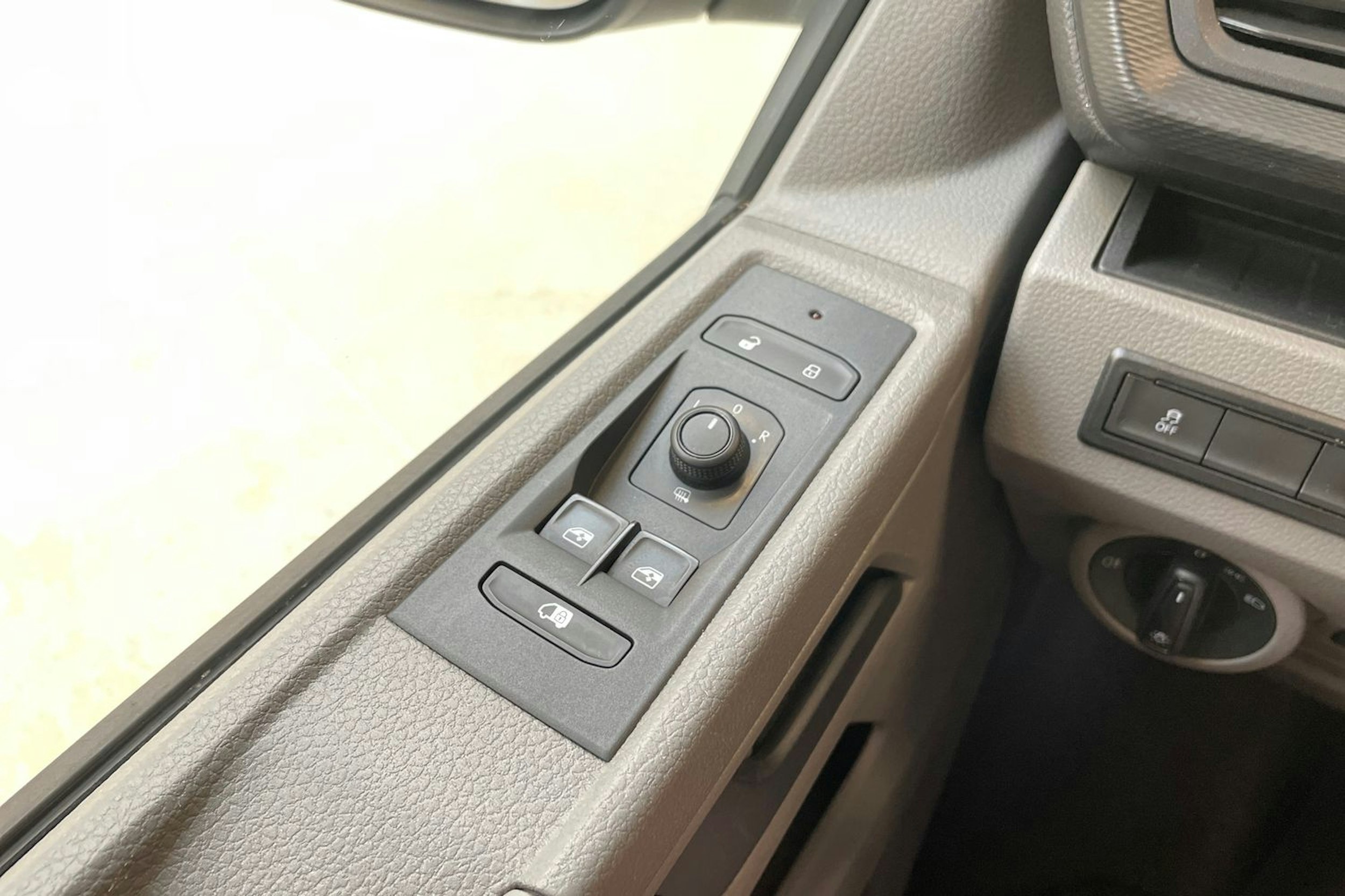 valkoinen Volkswagen Transporter 2020 kuva 14.