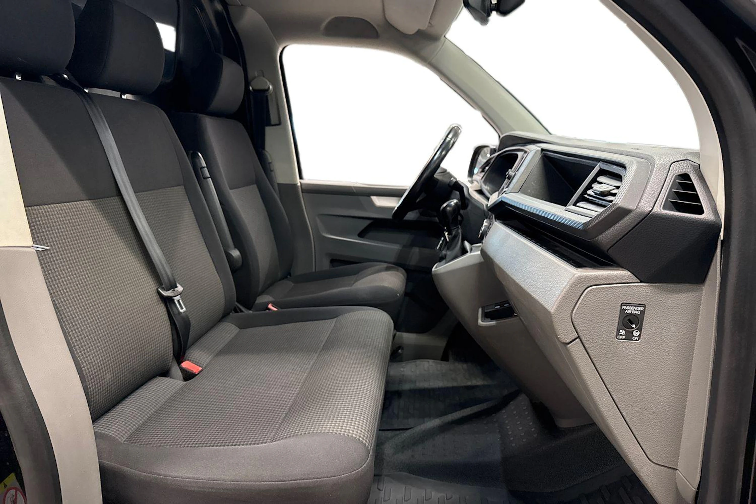 musta Volkswagen Transporter 2020 kuva 11.