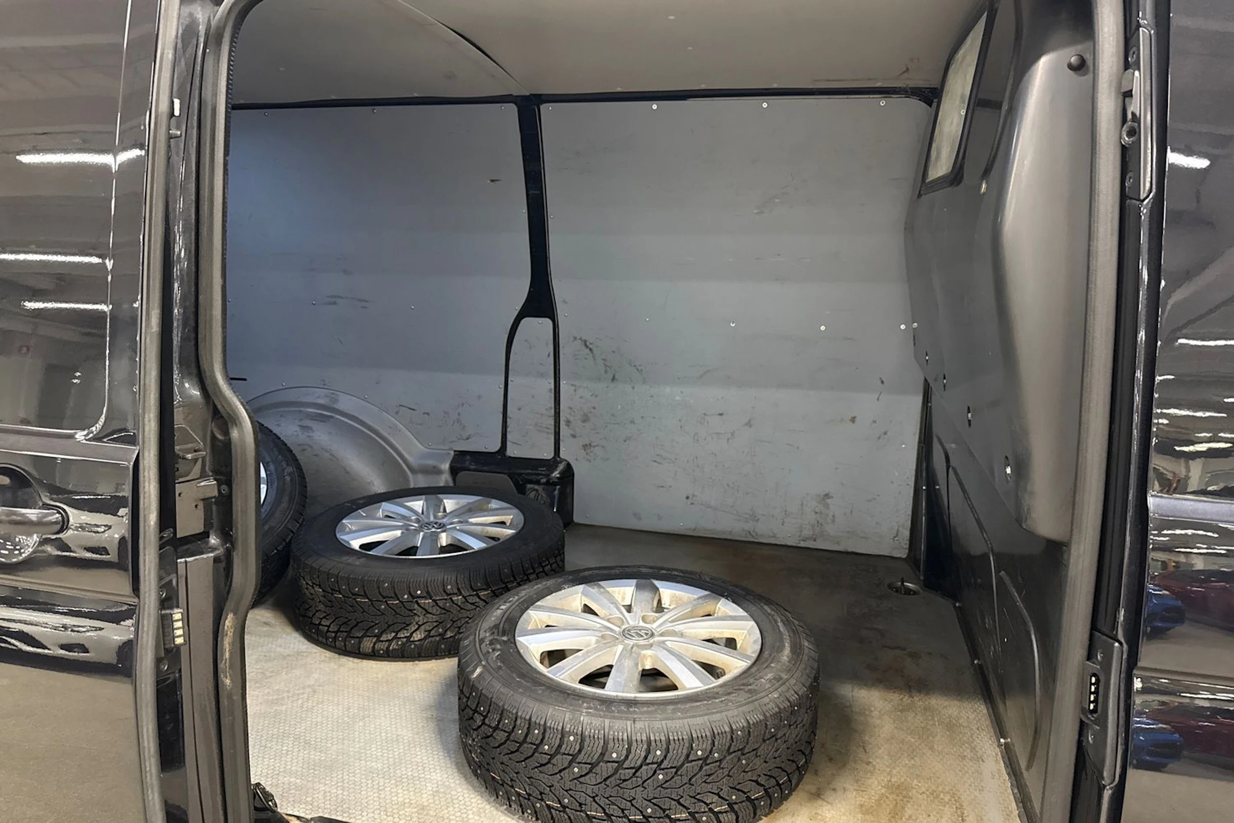 musta Volkswagen Transporter 2020 kuva 13.