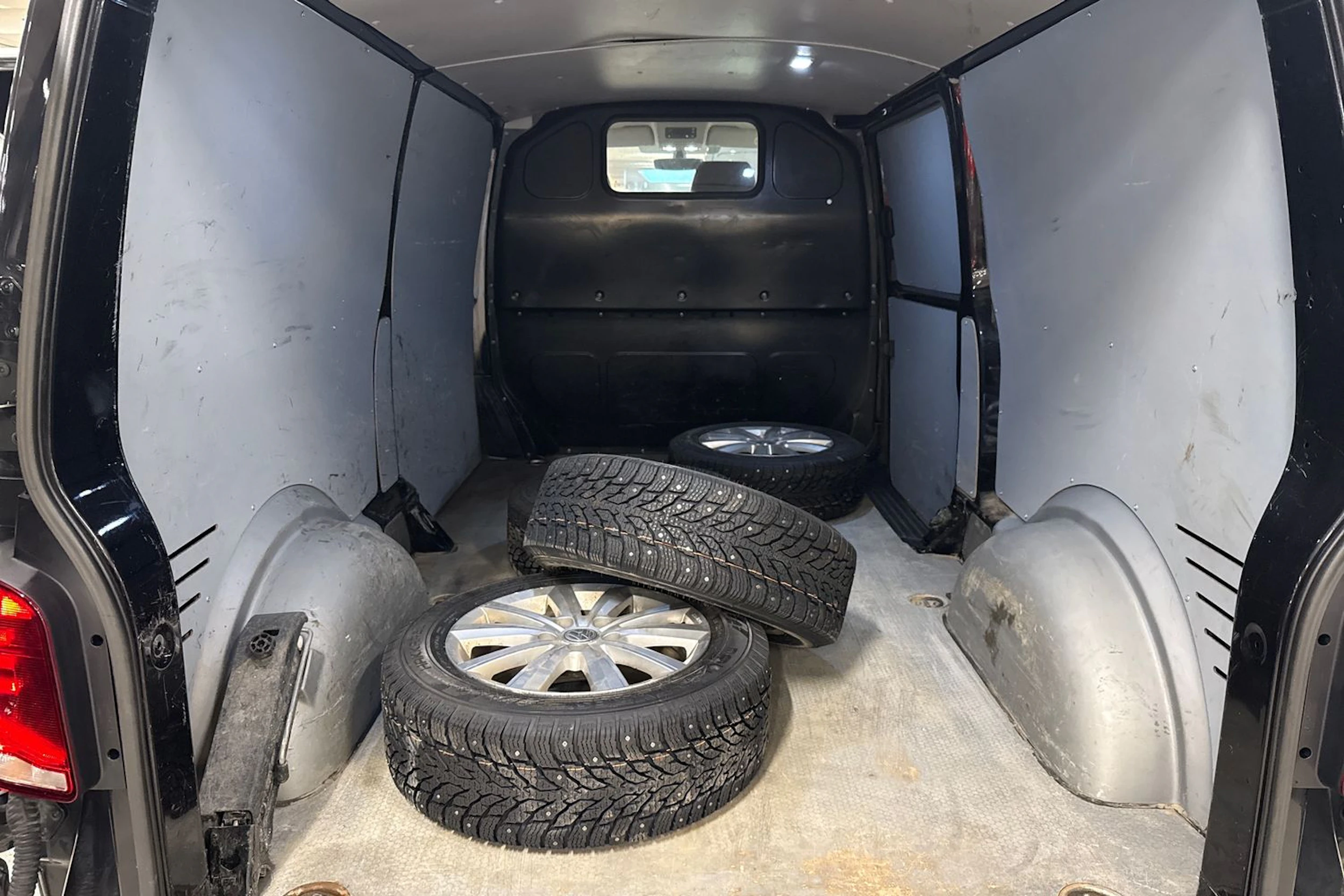 musta Volkswagen Transporter 2020 kuva 15.