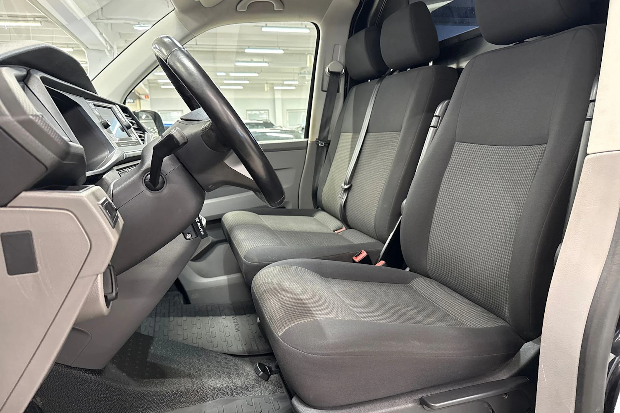 musta Volkswagen Transporter 2020 kuva 16.