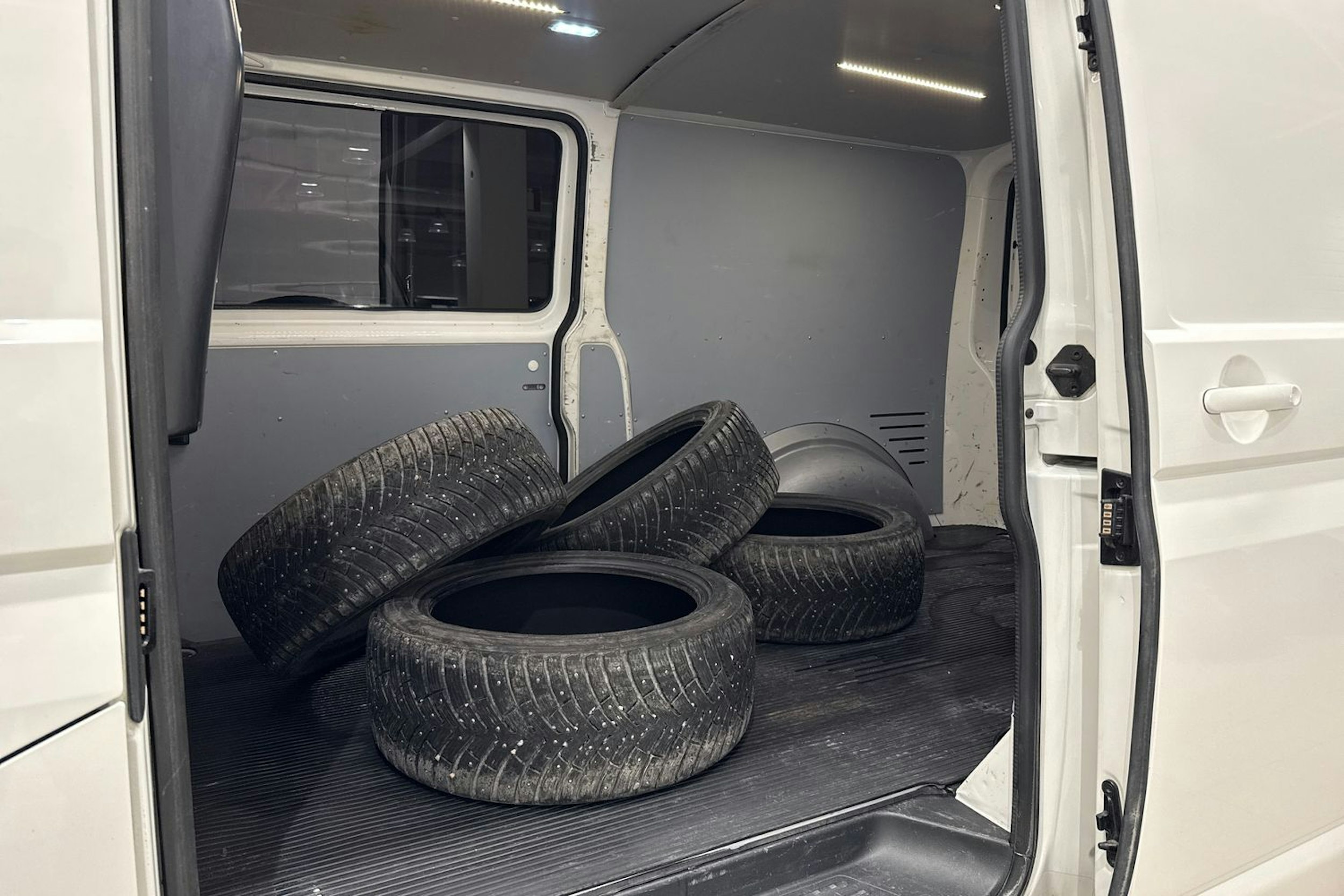 Valkoinen Volkswagen TRANSPORTER 2020 kuva 16.