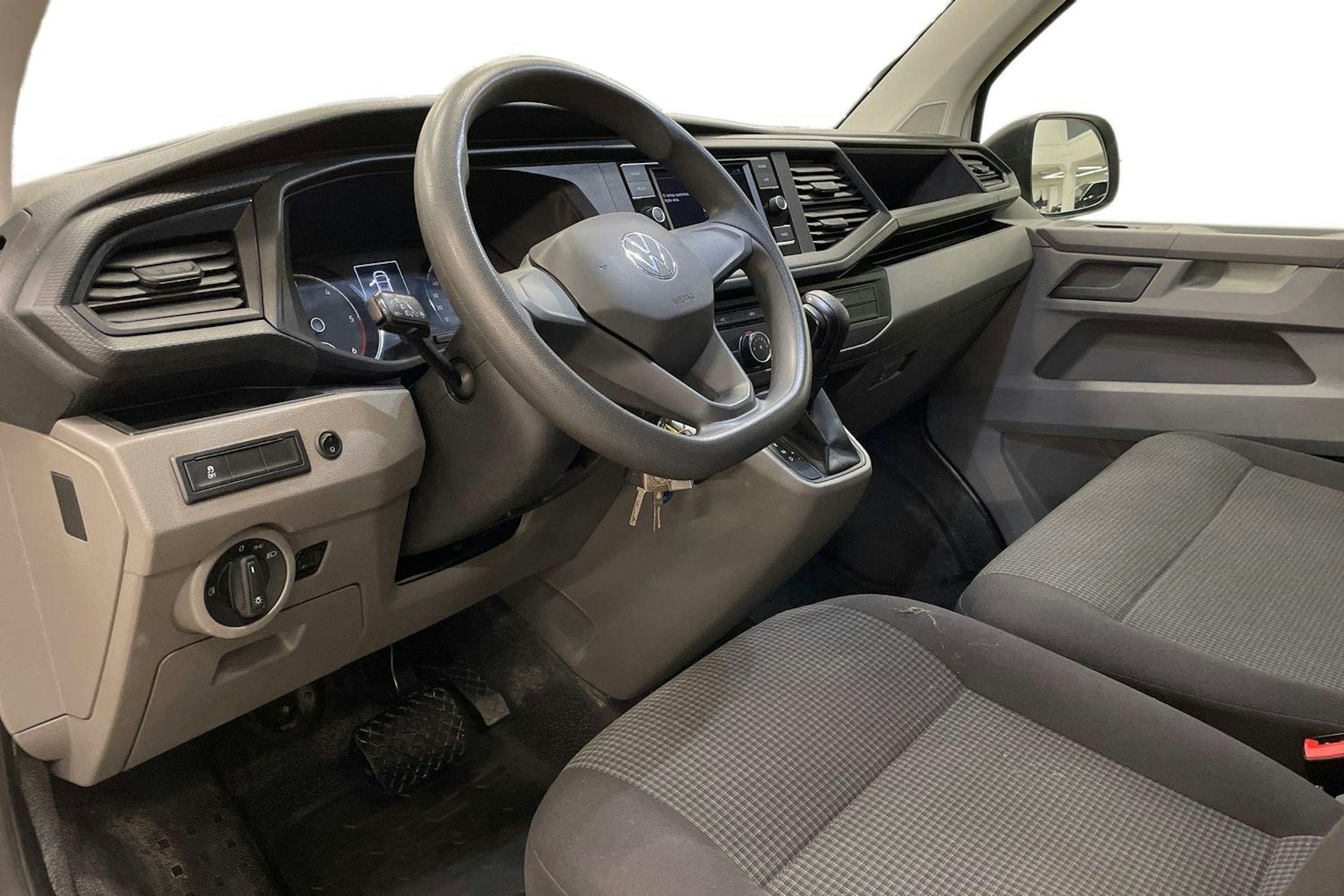 valkoinen Volkswagen Transporter 2020 kuva 8.