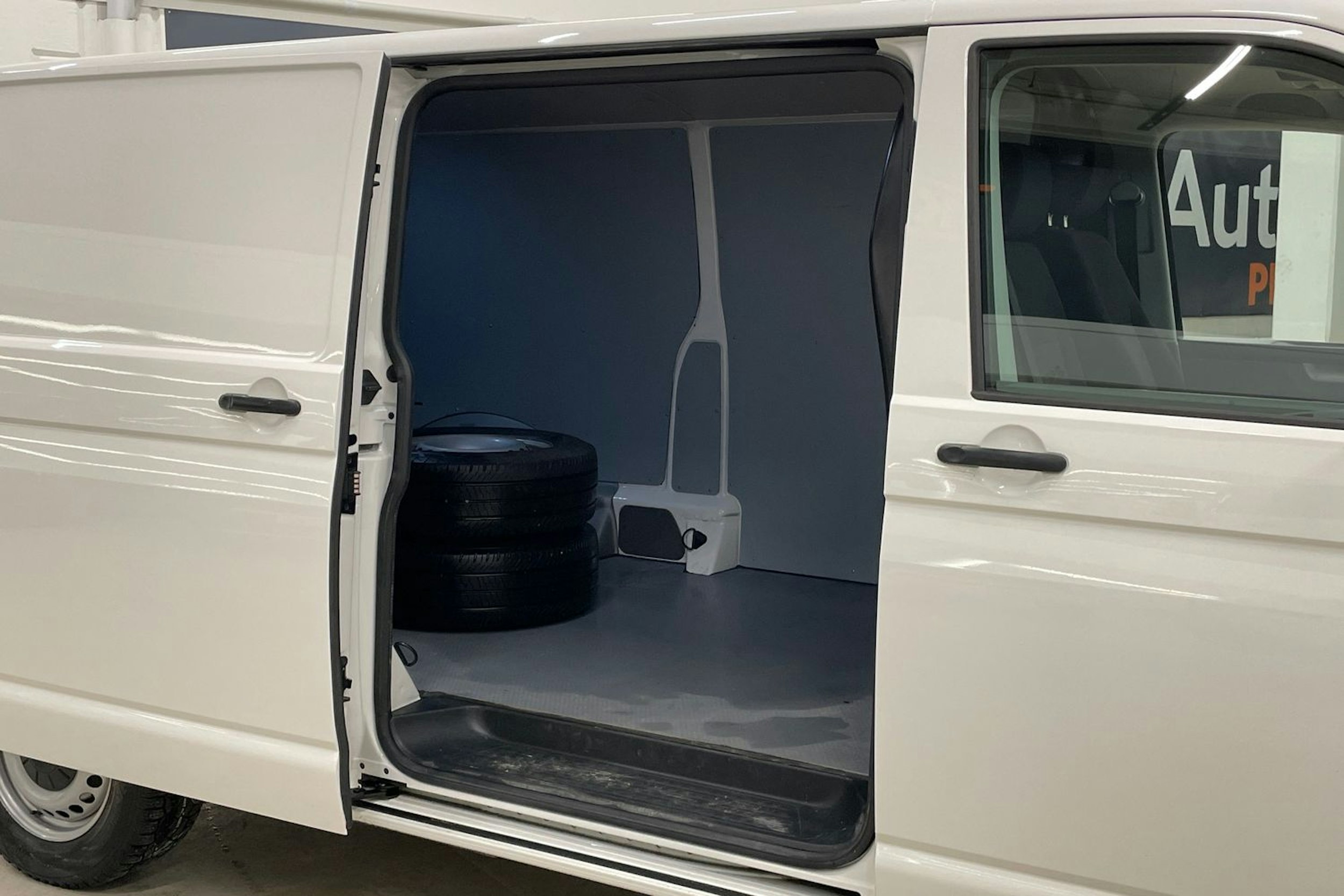 valkoinen Volkswagen Transporter 2020 kuva 13.