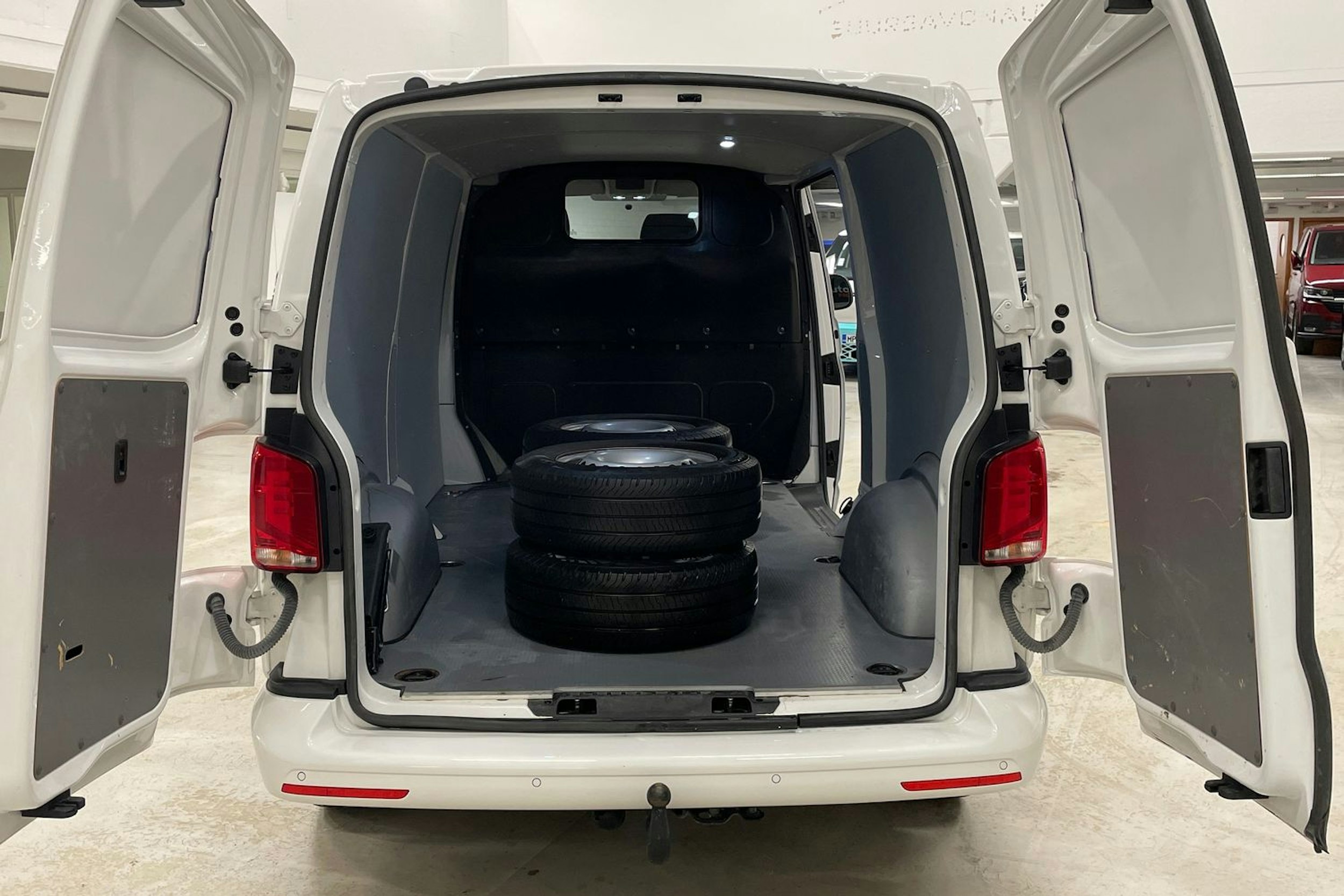 valkoinen Volkswagen Transporter 2020 kuva 15.