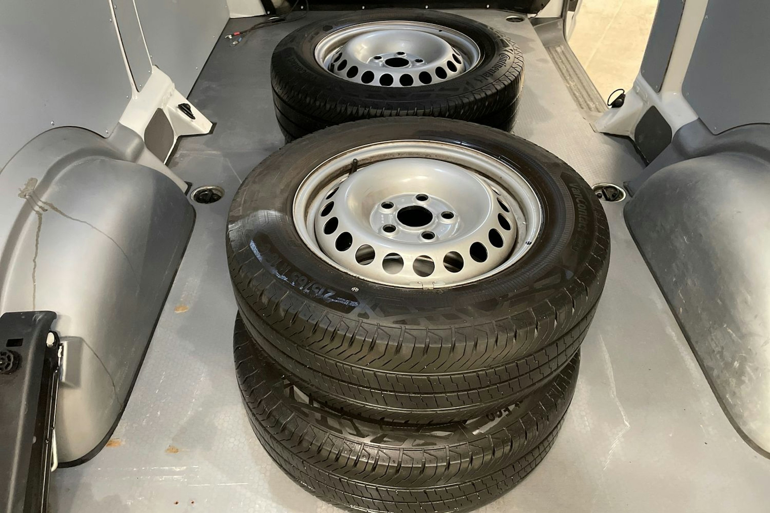 valkoinen Volkswagen Transporter 2020 kuva 16.