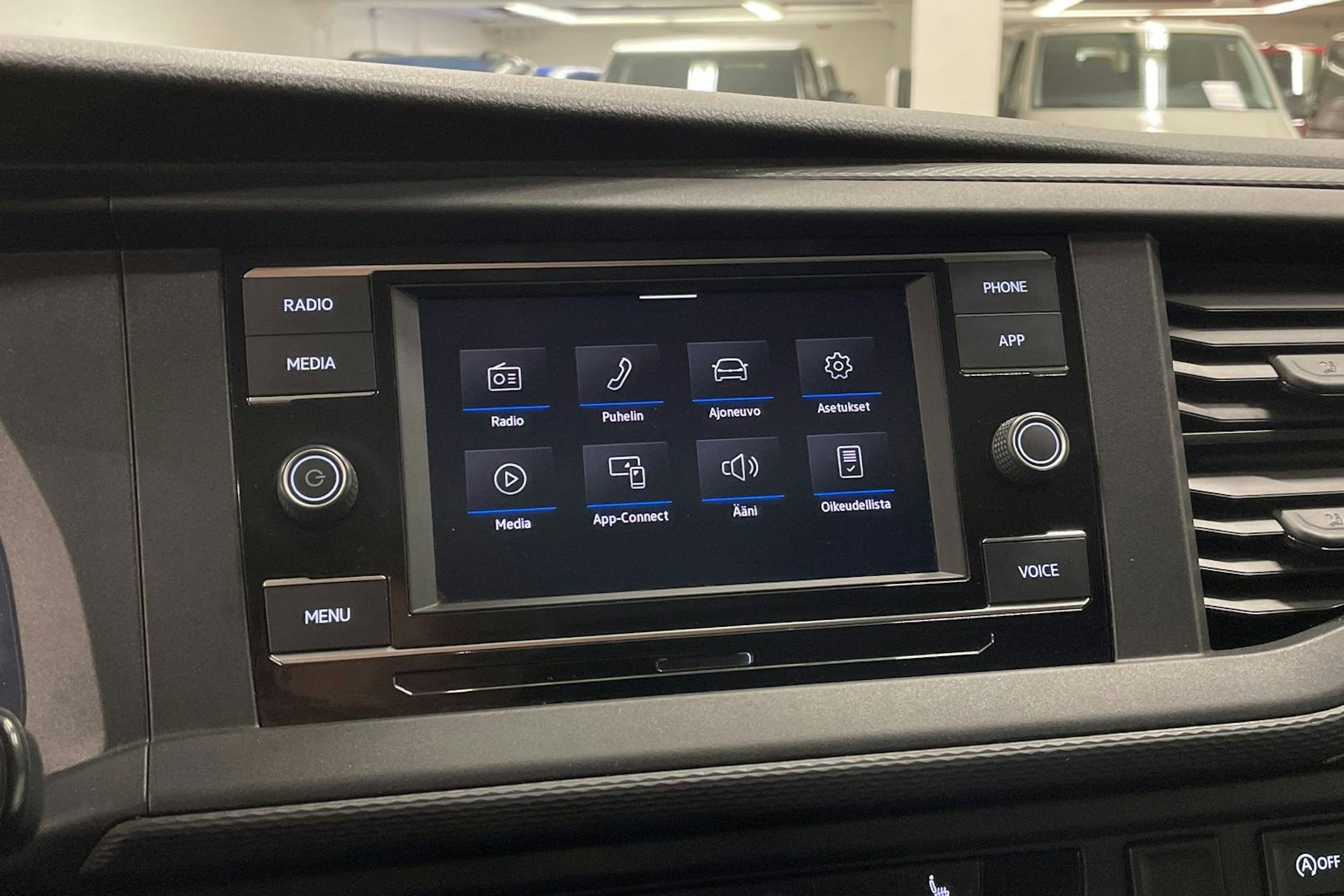 valkoinen Volkswagen Transporter 2020 kuva 18.