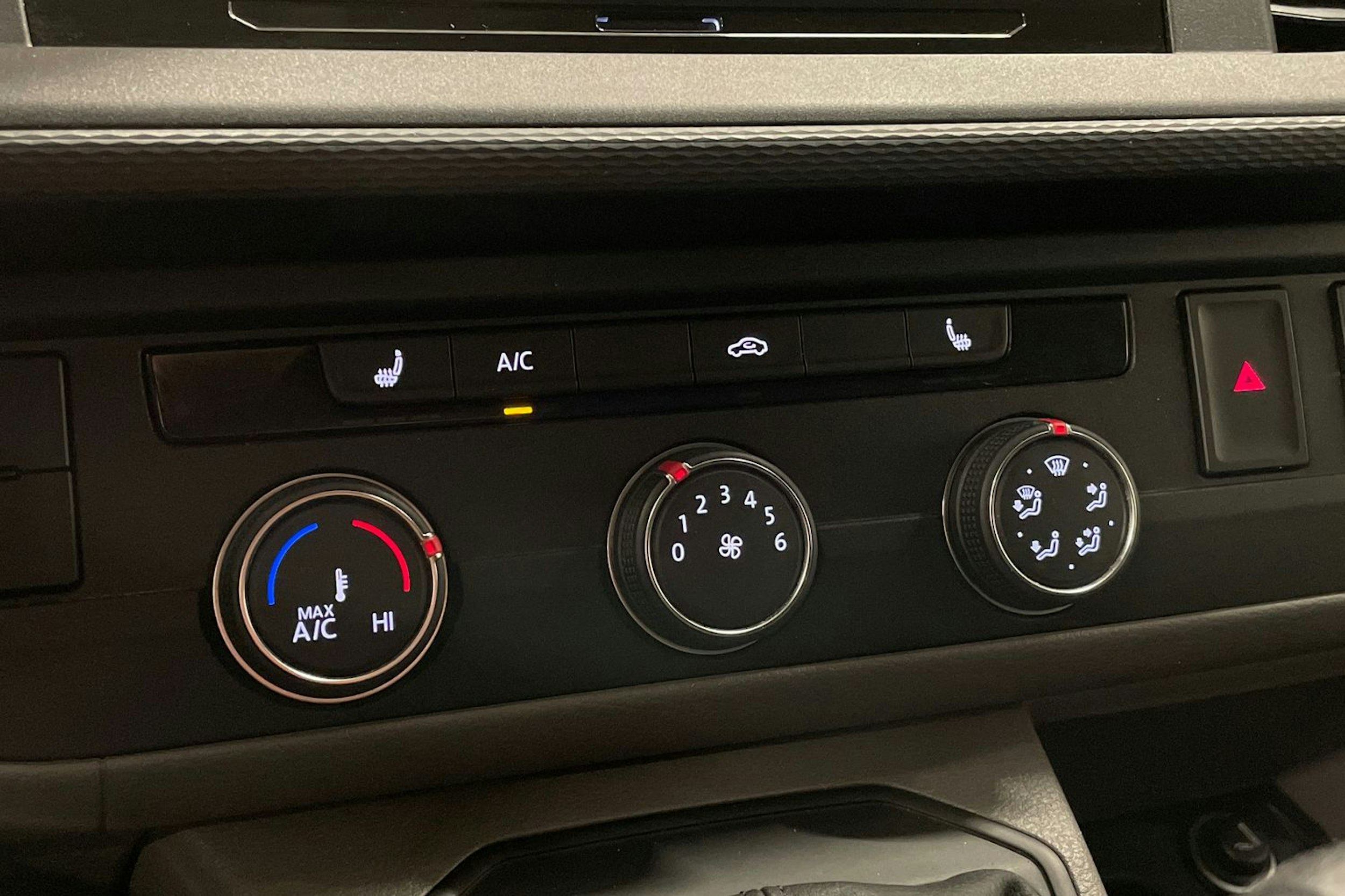 valkoinen Volkswagen Transporter 2020 kuva 19.