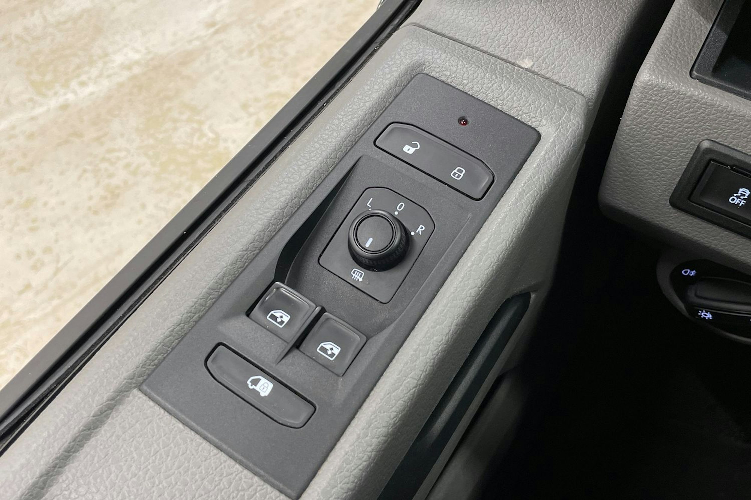 valkoinen Volkswagen Transporter 2020 kuva 20.