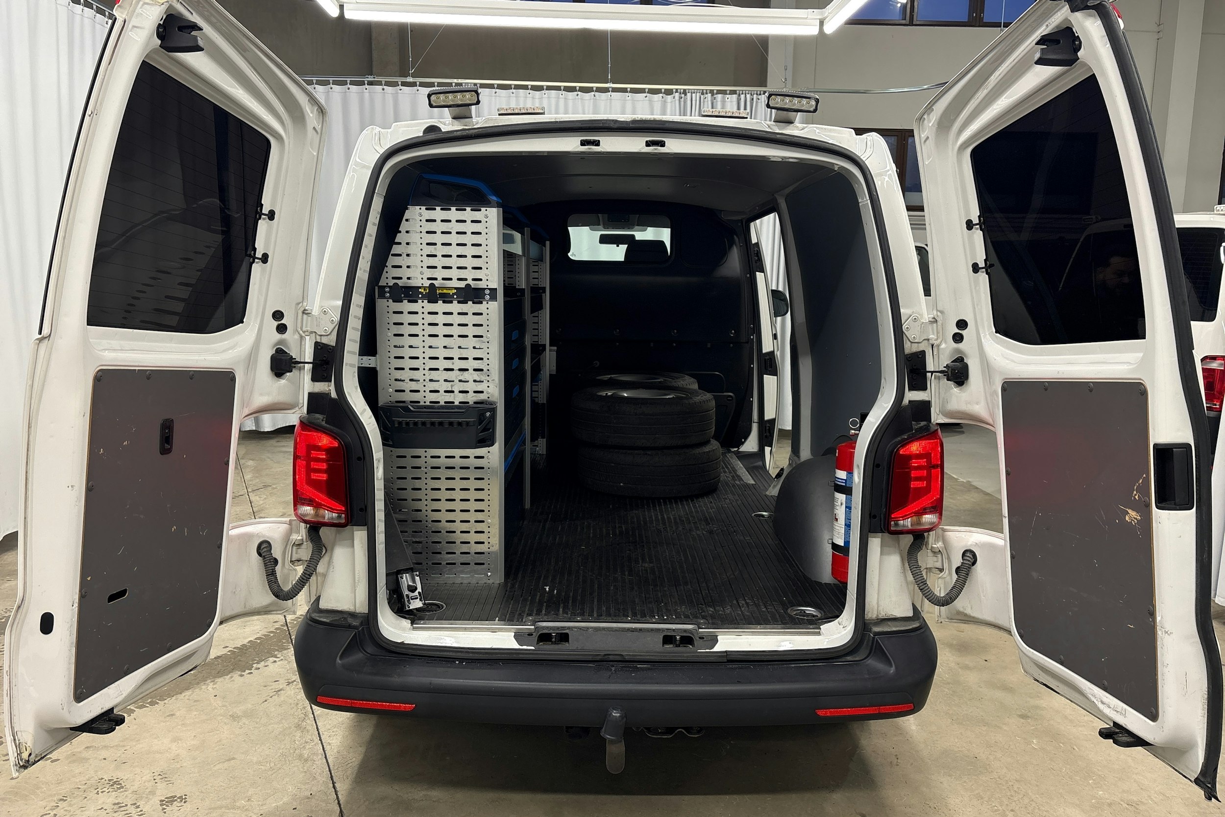 valkoinen Volkswagen Transporter 2020 kuva 11.