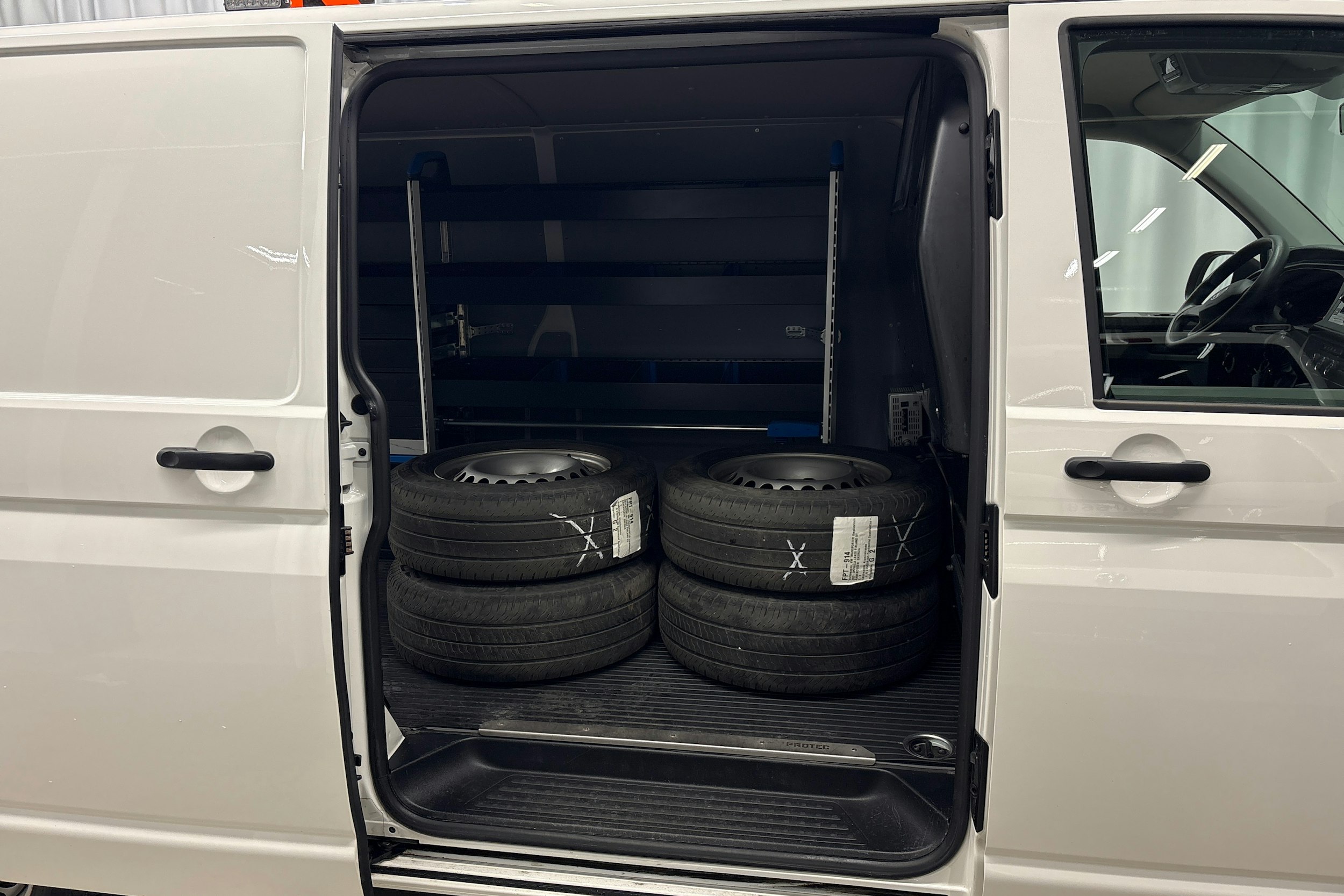 valkoinen Volkswagen Transporter 2020 kuva 12.