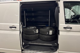 valkoinen Volkswagen Transporter 2020 kuva 12.