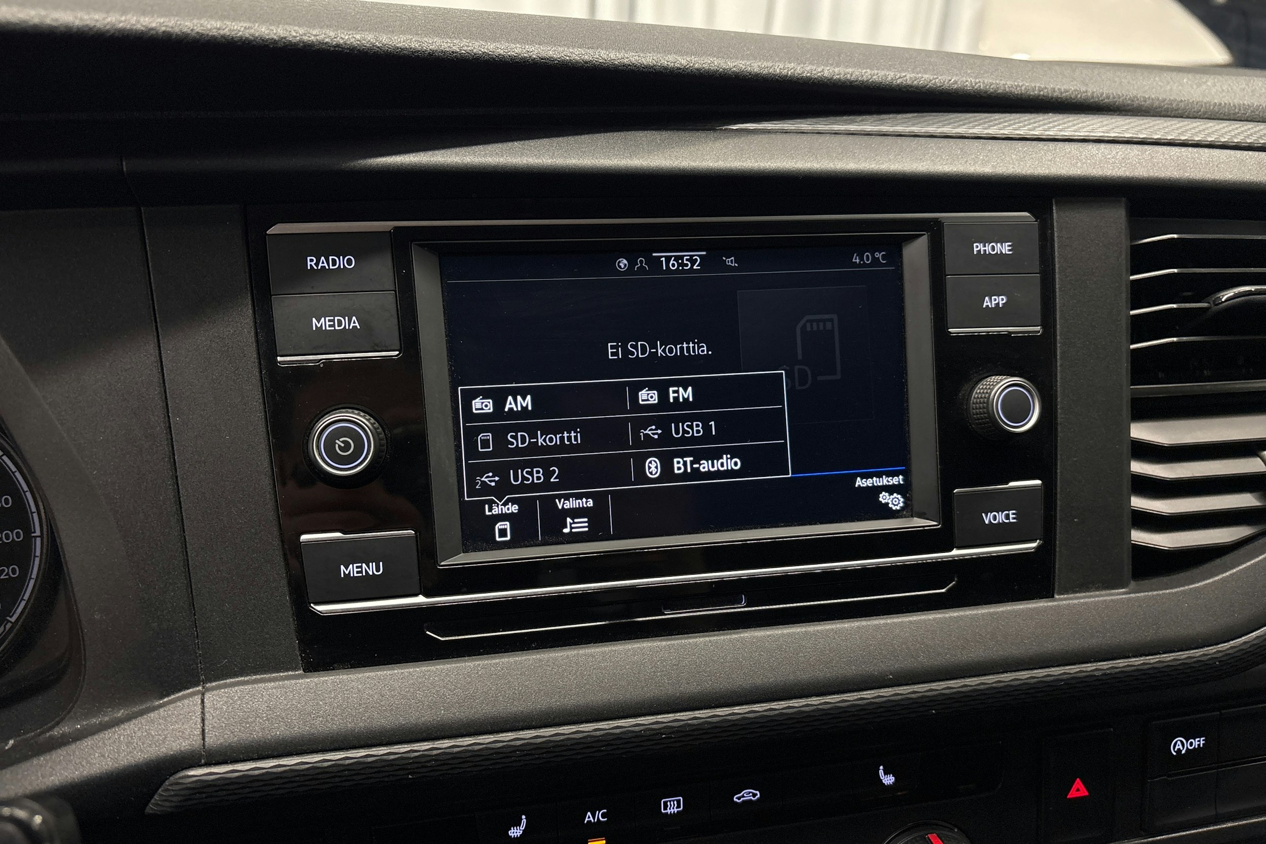 valkoinen Volkswagen Transporter 2020 kuva 15.