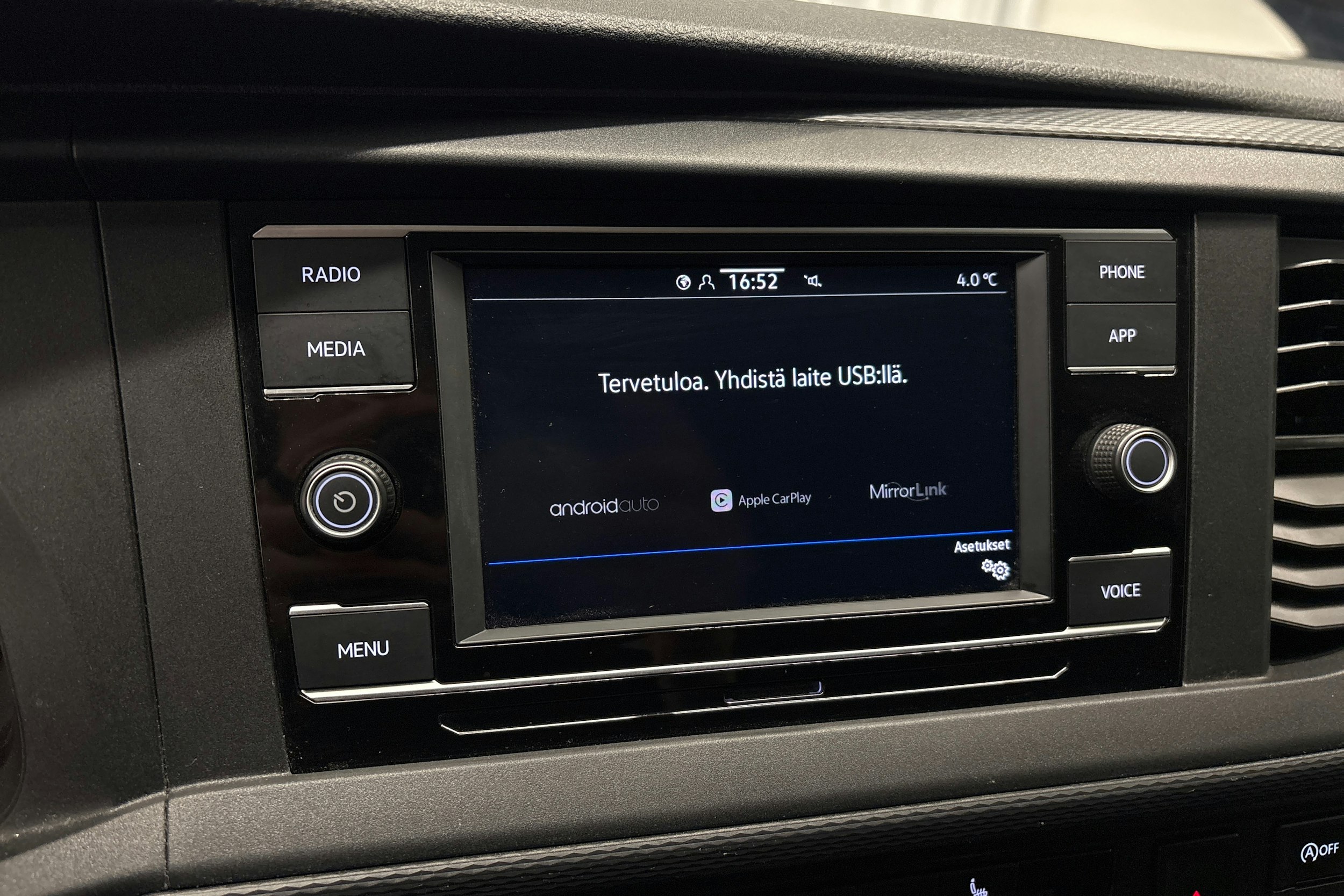 valkoinen Volkswagen Transporter 2020 kuva 16.