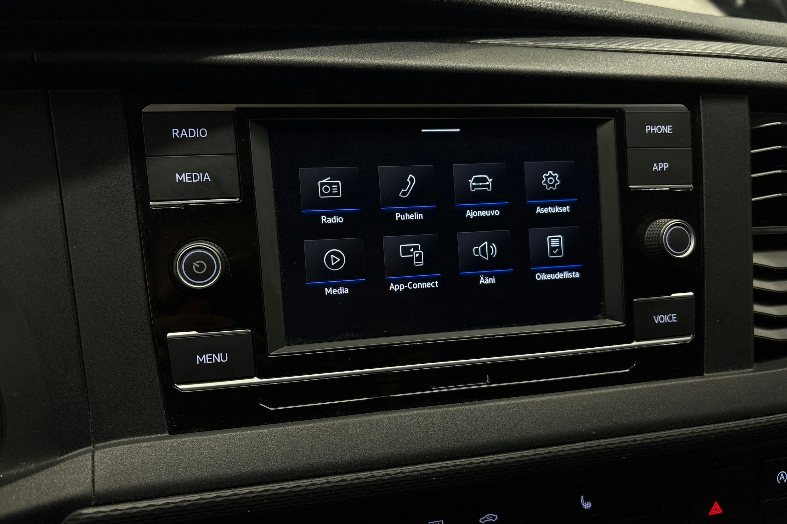 valkoinen Volkswagen Transporter 2020 kuva 17.