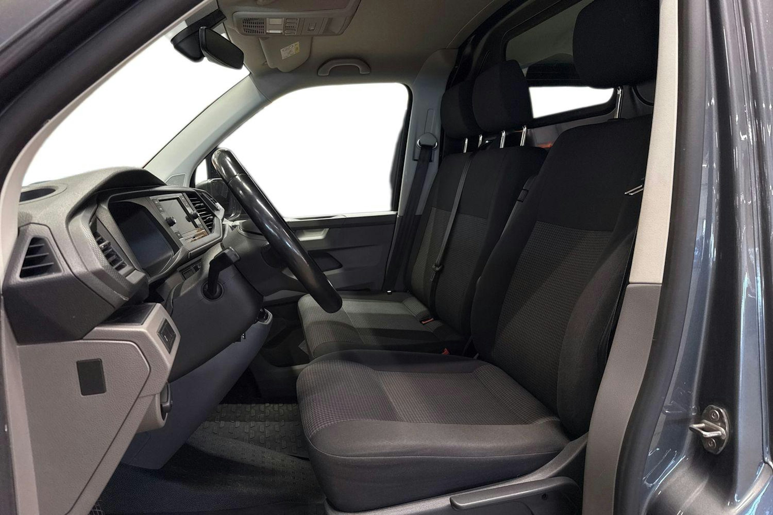 harmaa Volkswagen Transporter 2020 kuva 7.