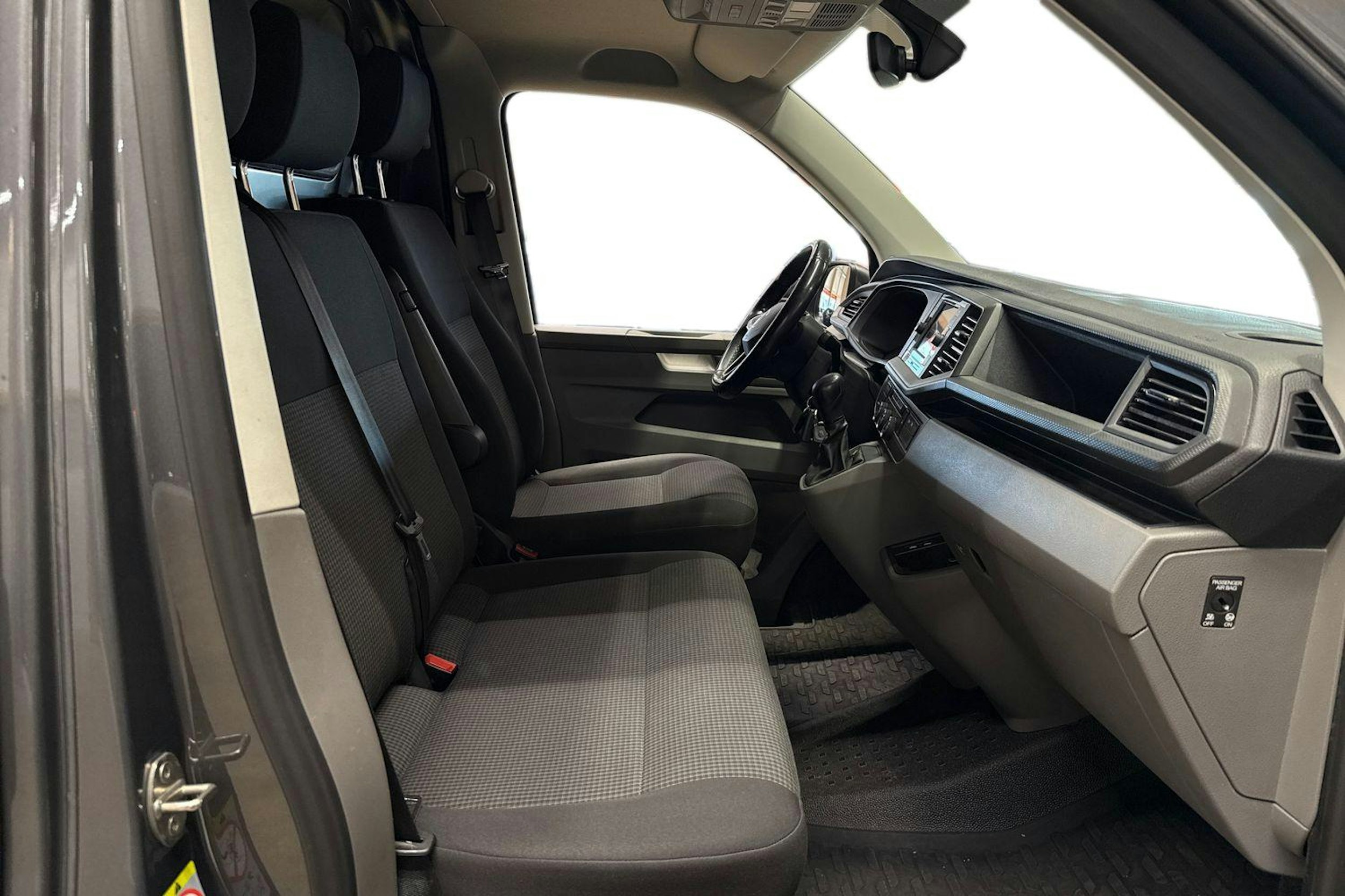 harmaa Volkswagen Transporter 2020 kuva 10.