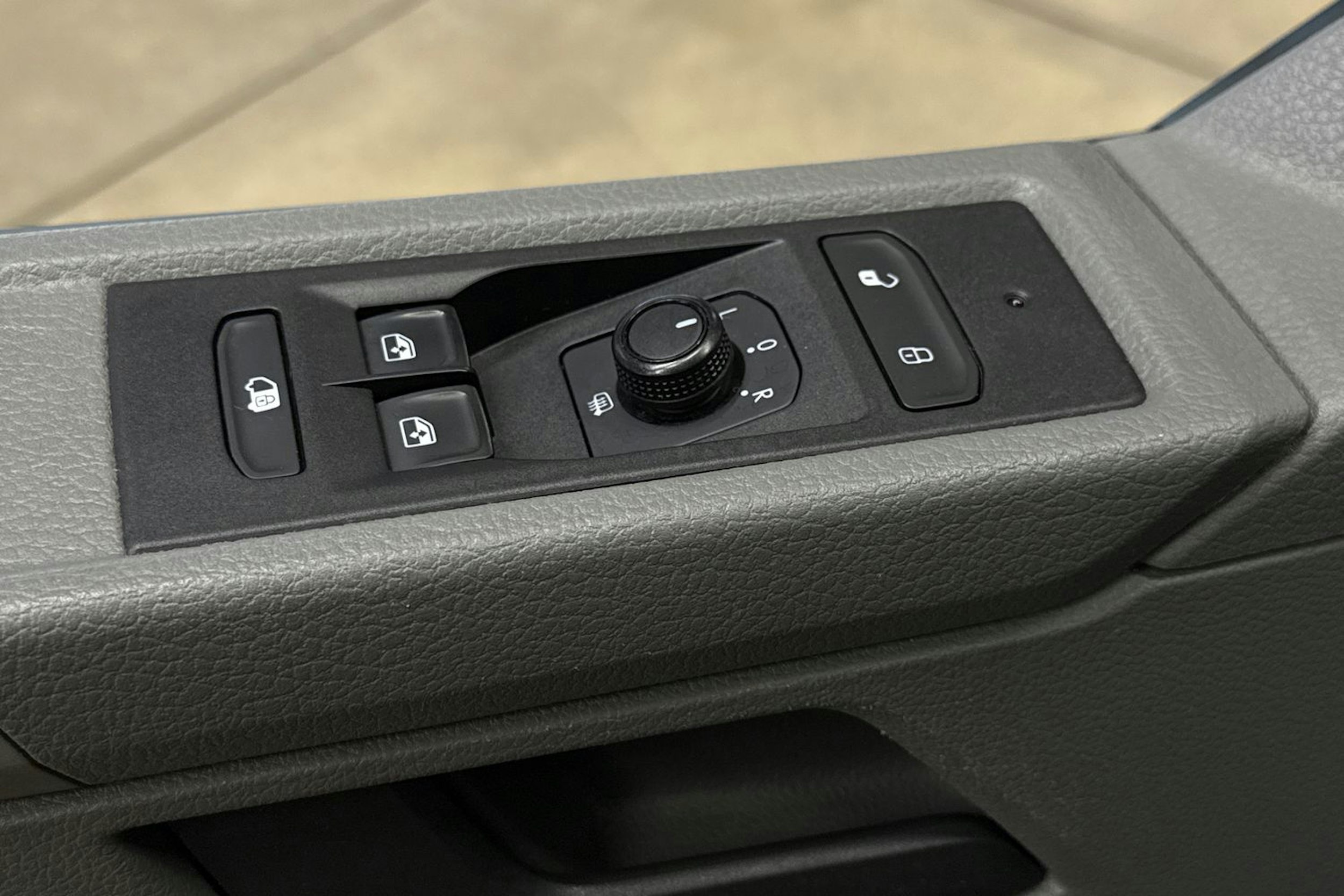harmaa Volkswagen Transporter 2020 kuva 13.