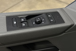 harmaa Volkswagen Transporter 2020 kuva 13.